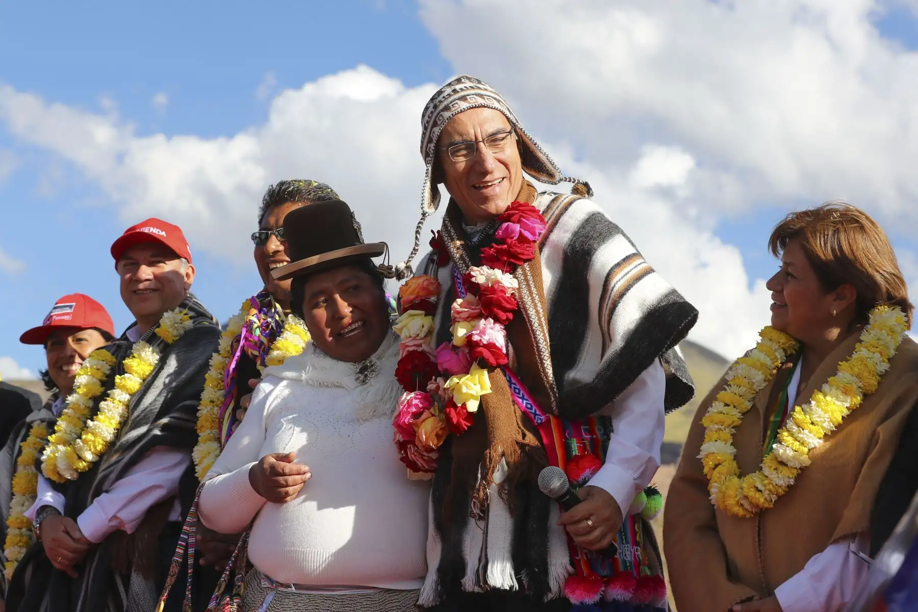 El presidente Martin Vizcarra junto al gobernador regional de Puno, Walter Aduviri, visitaron el terreno donde se construirá el futuro Hospital Regional de Puno. Foto: ANDINA/ Prensa Presidencia