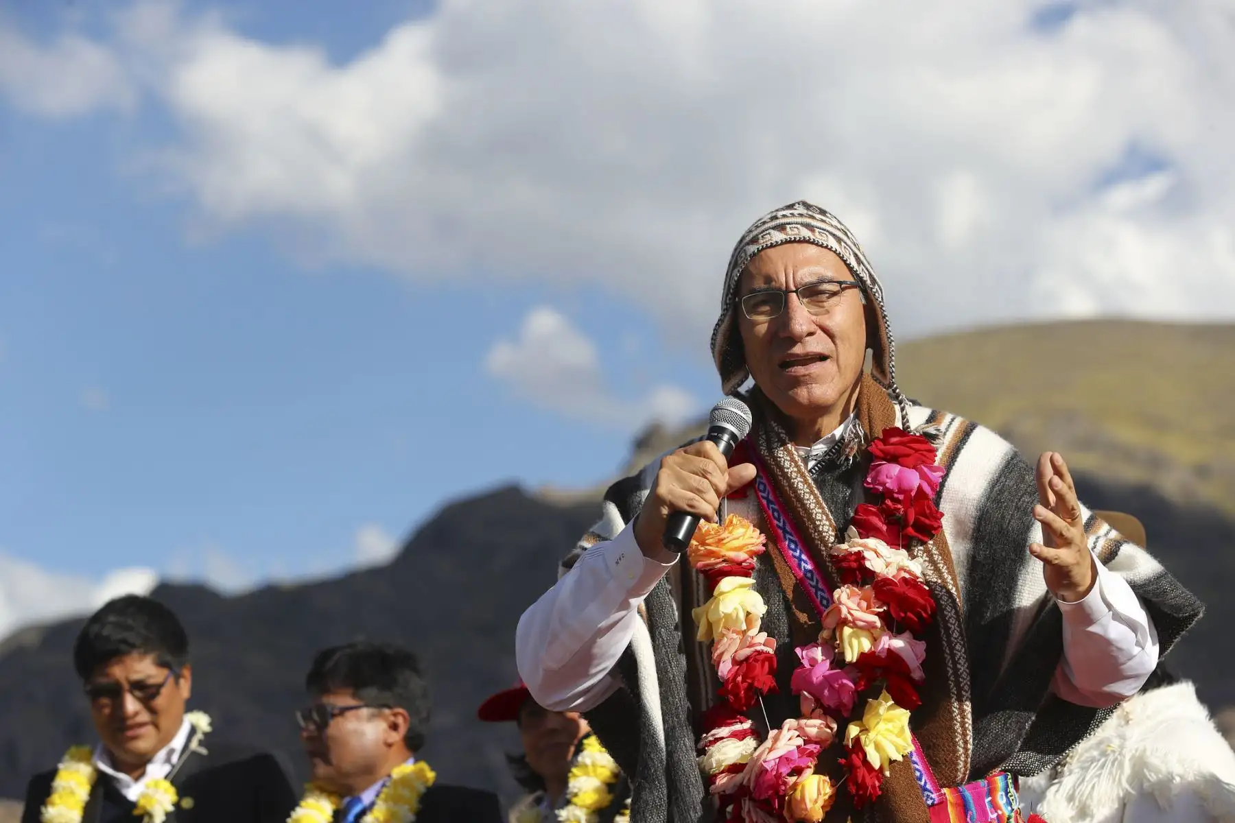 El presidente Martin Vizcarra junto al gobernador regional de Puno, Walter Aduviri, visitaron el terreno donde se construirá el futuro Hospital Regional de Puno. Foto: ANDINA/ Prensa Presidencia