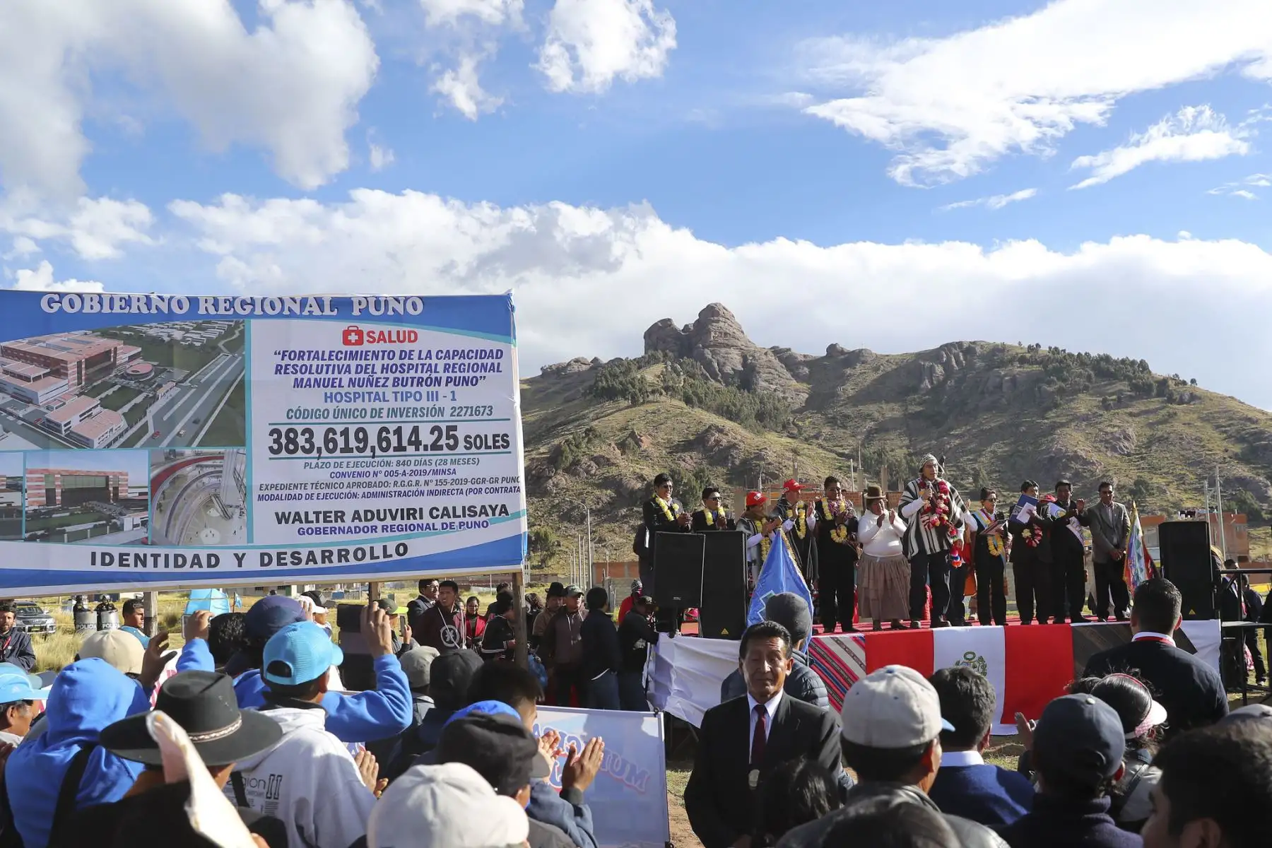El presidente Martin Vizcarra junto al gobernador regional de Puno, Walter Aduviri, visitaron el terreno donde se construirá el futuro Hospital Regional de Puno. Foto: ANDINA/ Prensa Presidencia