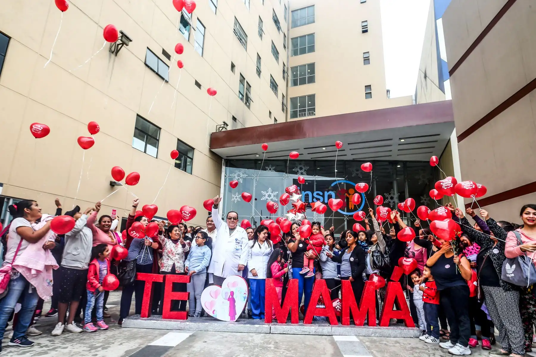 Por el Día de la Madre, mamás luchadoras que tienen a sus hijos hospitalizados en el Instituto Nacional de Salud del Niño San Borja recibieron un saludo y presente especial en reconocimiento a su abnegación y valentía que demuestran en el cuidado de sus pequeños, que batallan con una enfermedad.Foto: ANDINA/ Héctor Vinces