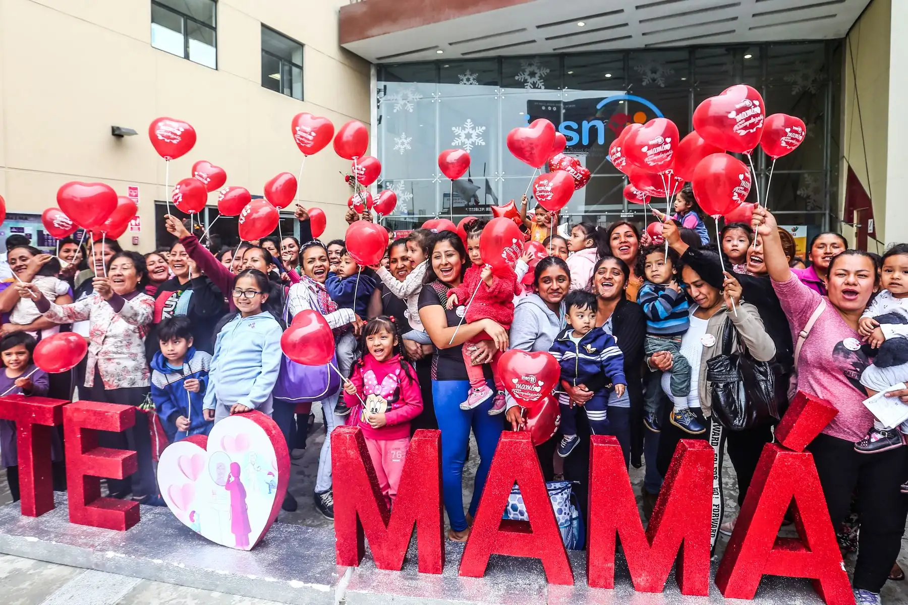 Por el Día de la Madre, mamás luchadoras que tienen a sus hijos hospitalizados en el Instituto Nacional de Salud del Niño San Borja recibieron un saludo y presente especial en reconocimiento a su abnegación y valentía que demuestran en el cuidado de sus pequeños, que batallan con una enfermedad.Foto: ANDINA/ Héctor Vinces