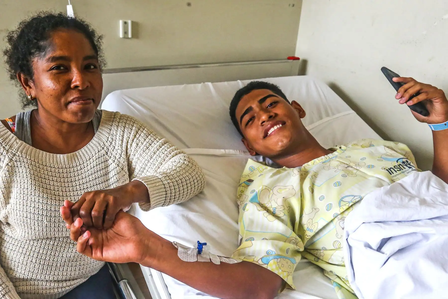 Por el Día de la Madre, mamás luchadoras que tienen a sus hijos hospitalizados en el Instituto Nacional de Salud del Niño San Borja recibieron un saludo y presente especial en reconocimiento a su abnegación y valentía que demuestran en el cuidado de sus pequeños, que batallan con una enfermedad.Foto: ANDINA/ Héctor Vinces