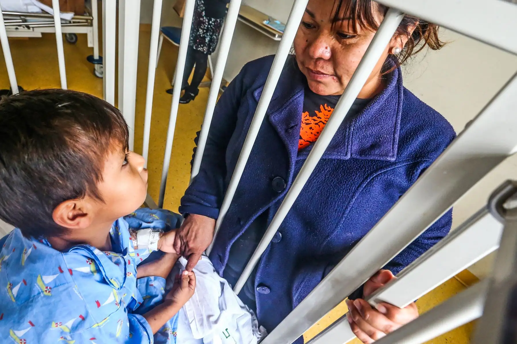 Por el Día de la Madre, mamás luchadoras que tienen a sus hijos hospitalizados en el Instituto Nacional de Salud del Niño San Borja recibieron un saludo y presente especial en reconocimiento a su abnegación y valentía que demuestran en el cuidado de sus pequeños, que batallan con una enfermedad.Foto: ANDINA/ Héctor Vinces