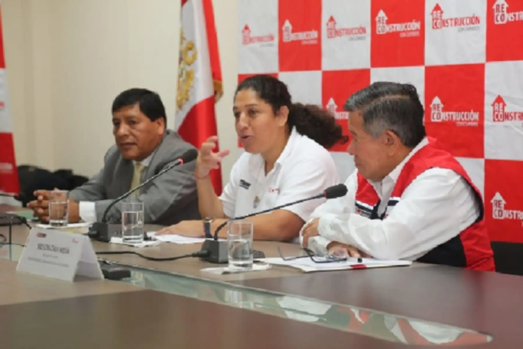 Durante una reunión con el gobernador regional y alcaldes de Ica, la ministra Fabiola Muñoz anunció la reestructuración total del Ministerio de Agricultura y Riego (Minagri) para mejorar la provisión de los servicios a los pequeños productores.