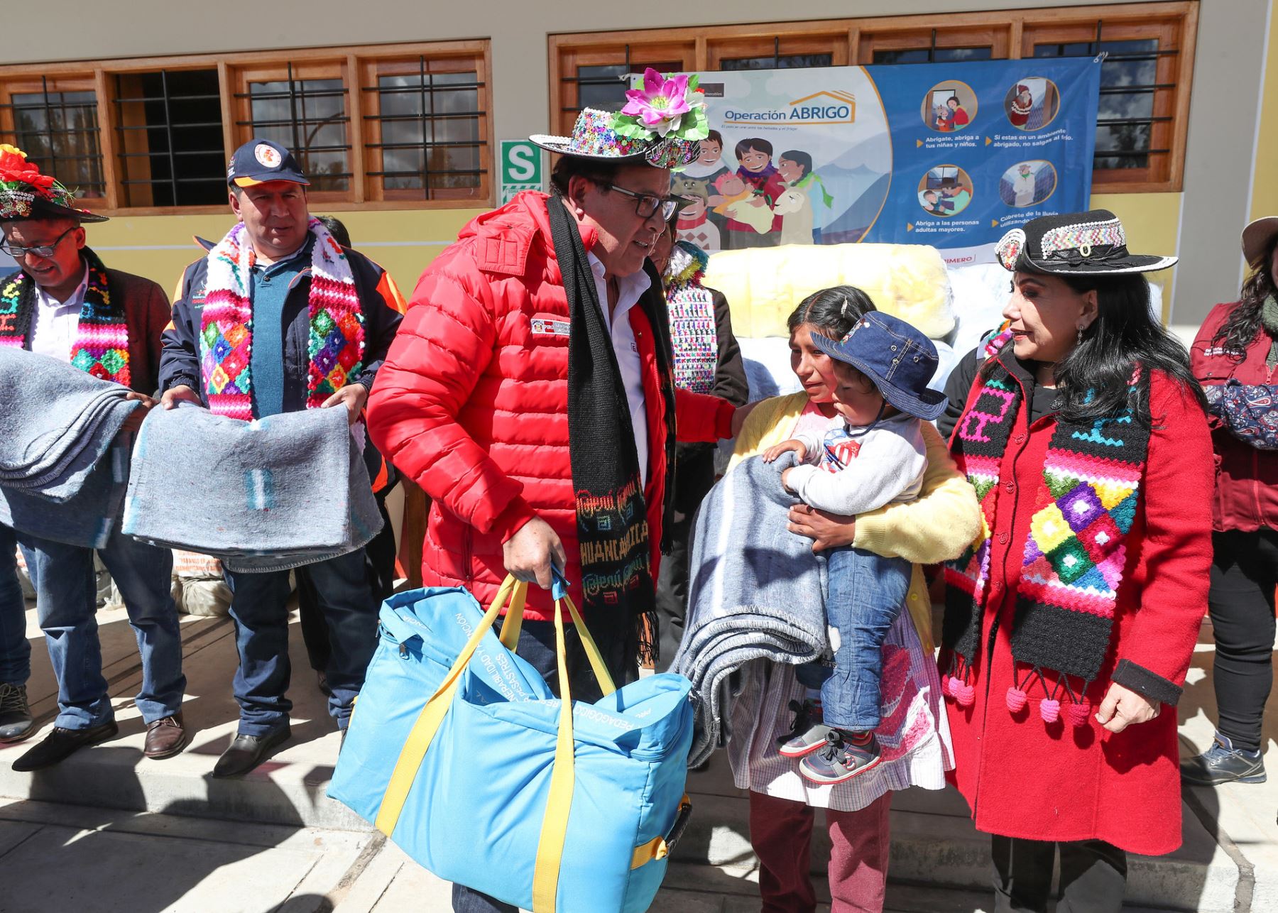 Los ministros de Defensa, José Huerta, y de la Mujer y Poblaciones Vulnerables, Gloria Montenegro, visitaron hoy la localidad altoandina de Vista Alegre, región Huancavelica.