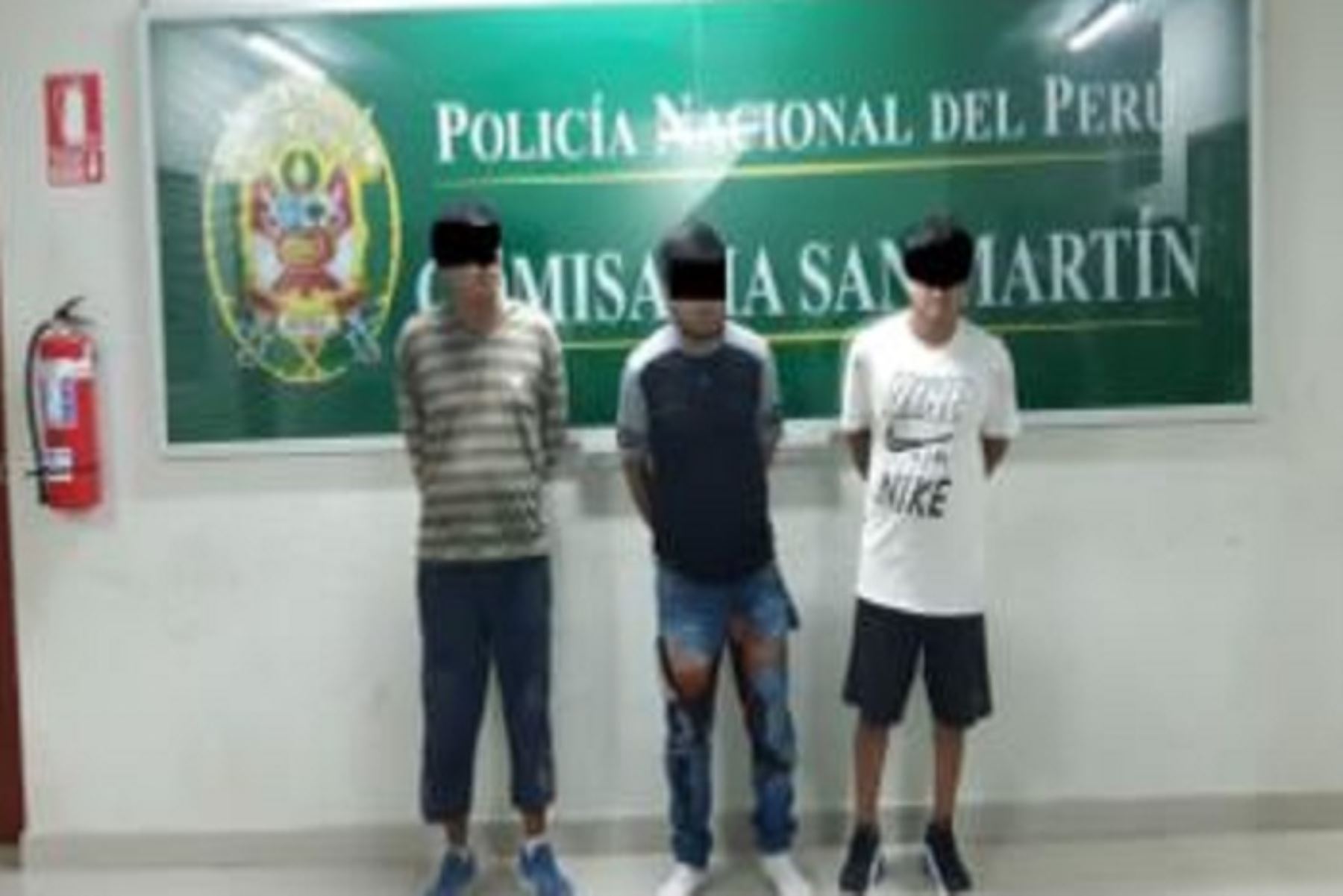 En una intervención policial en el distrito de 26 Octubre, de la región Piura, efectivos de la comisaría de San Martín intervinieron a tres presuntos delincuentes, integrantes de la banda criminal los Zorros del Norte, quienes al parecer llevaban a cabo un pase de armamento y municiones.
