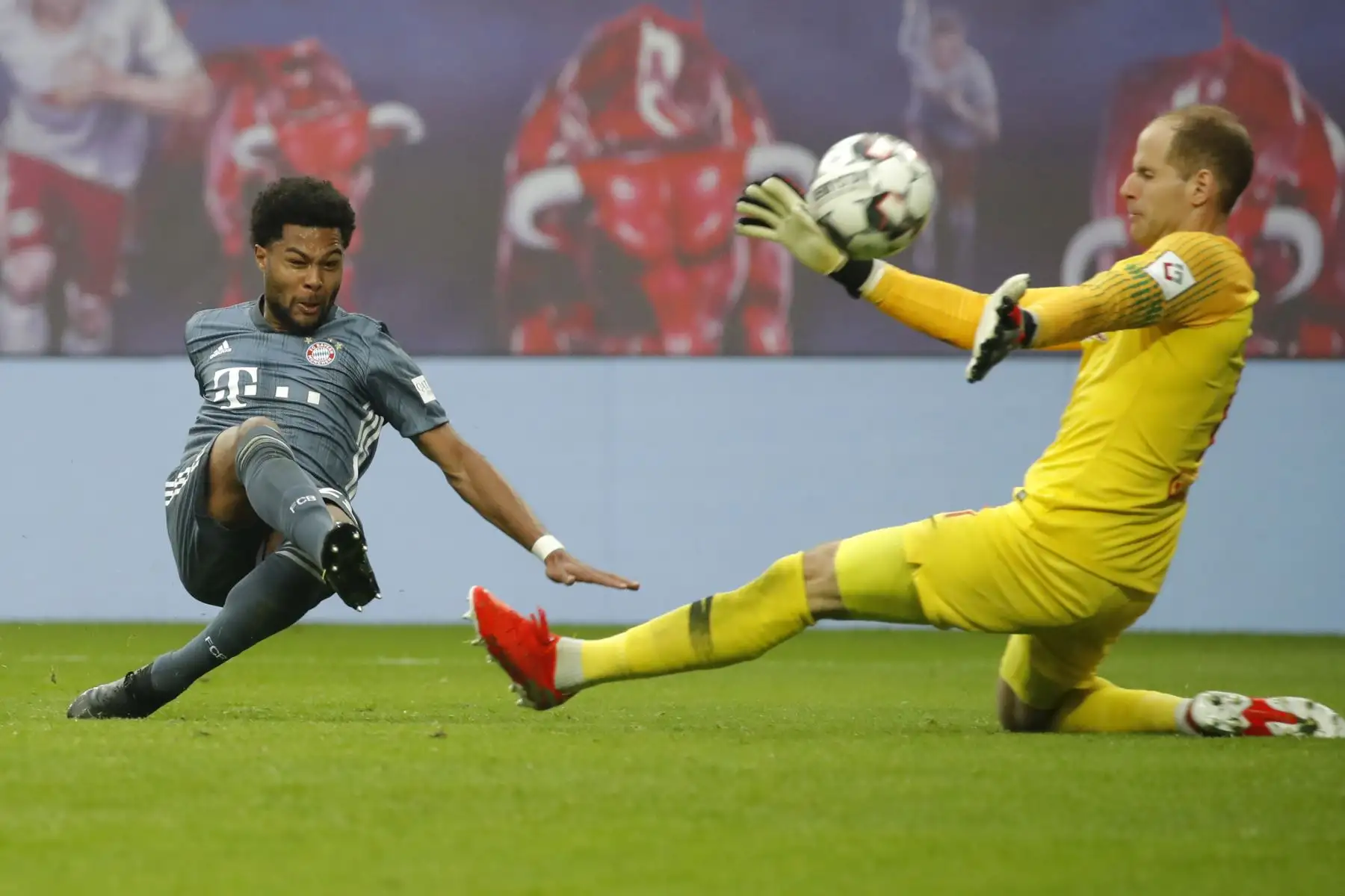 El portero húngaro Peter Gulacsi (R) de Leipzig detiene el balón frente al centrocampista alemán del Bayern Munich, Serge Gnabry, durante el partido de fútbol de la Bundesliga alemana de primera división RB Leipzig vs FC Bayern Munich.
Foto:AFP