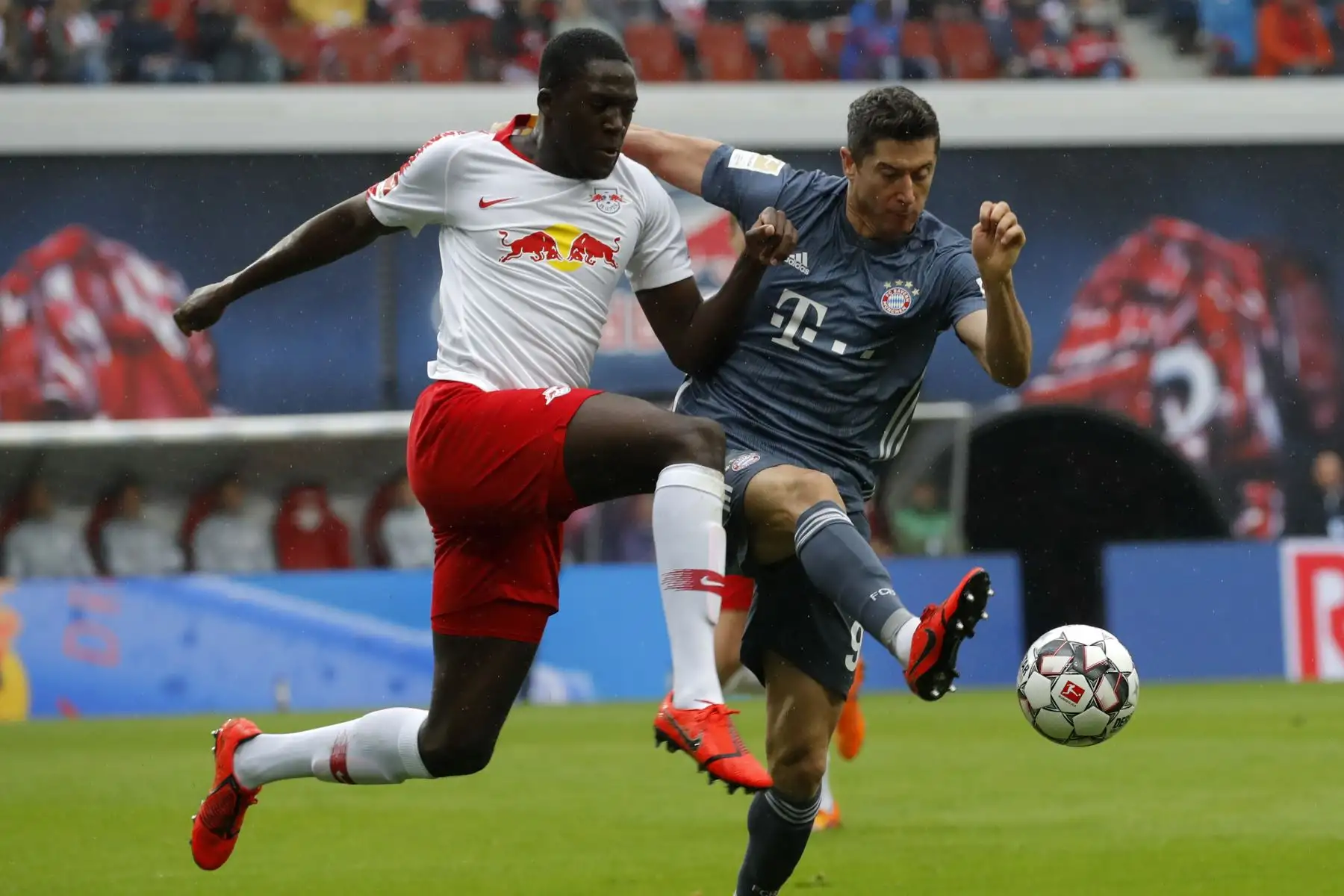 El delantero polaco del Bayern Munich, Robert Lewandowski (R) compite con el defensor francés de Leipzig, Ibrahima Konate, durante el partido de fútbol de la Bundesliga alemana.
Foto:AFP