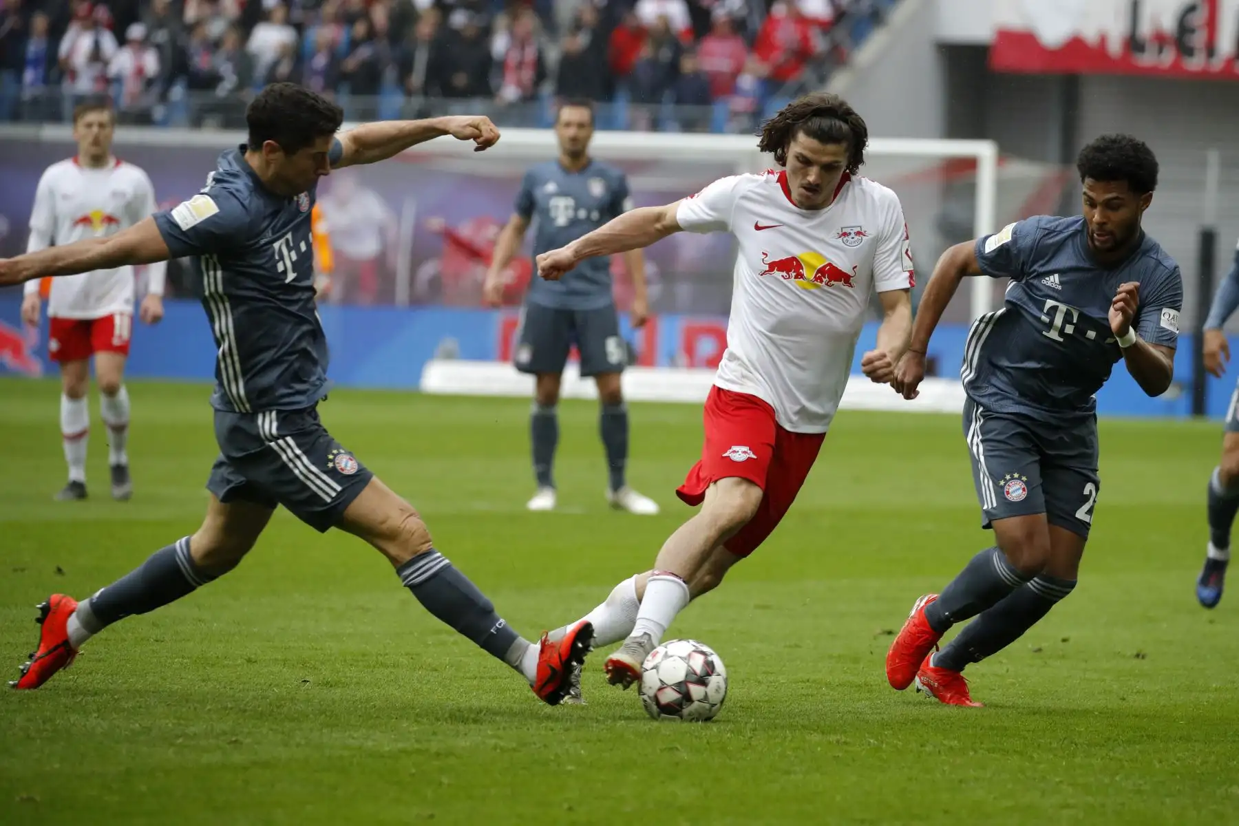 Marcel Sabitzer (C), mediocampista austriaco de Eipzig, compite con el centrocampista alemán Serge Gnabry (R) del Bayern Munich y el delantero polaco Robert Lewandowski del Bayern Munich durante la primera división alemana del partido de fútbol de la Bundesliga.
Foto:AFP