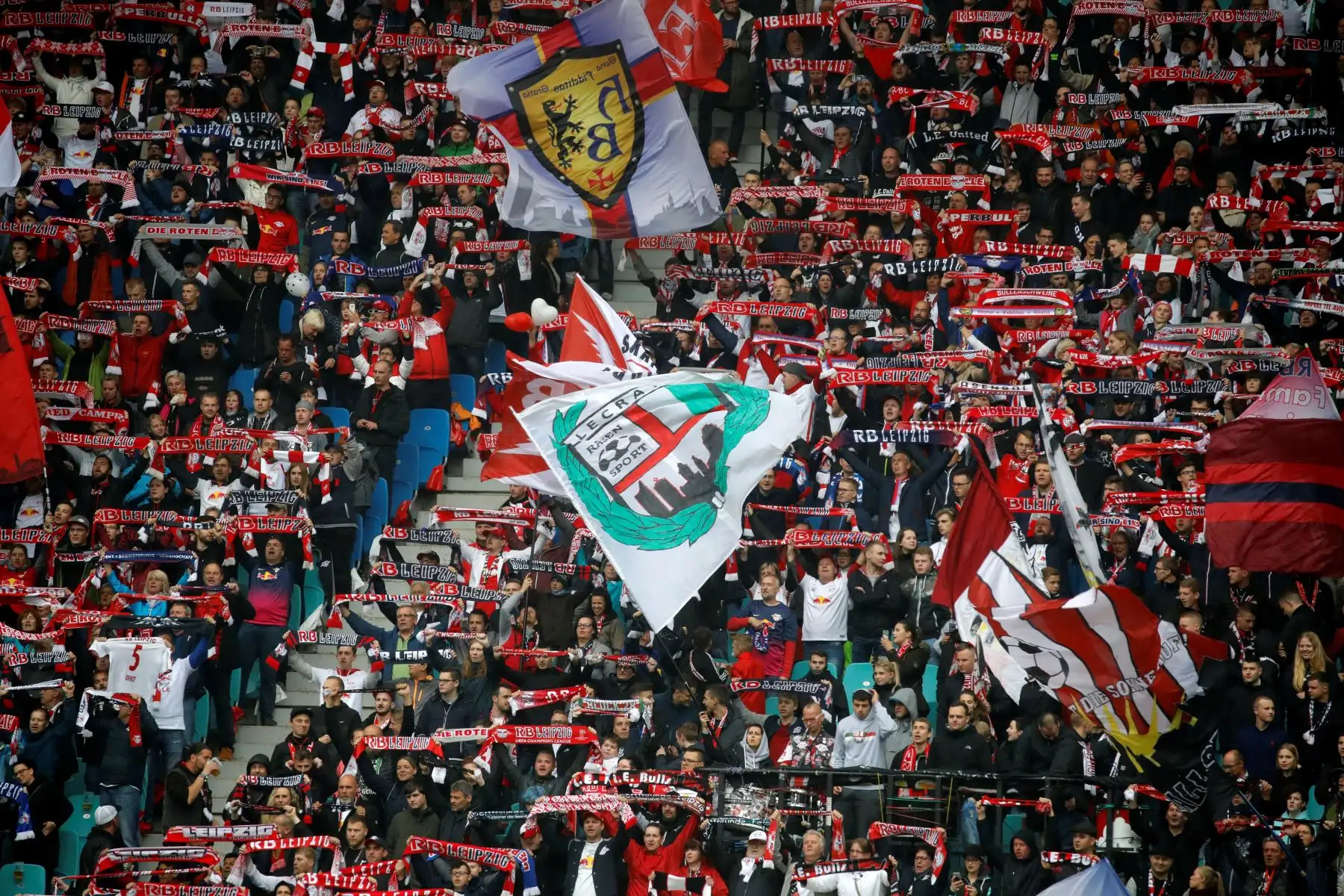 Los partidarios de Leipzig animan a su equipo ante el partido de fútbol de la Bundesliga de primera división alemana.
Foto:AFP
