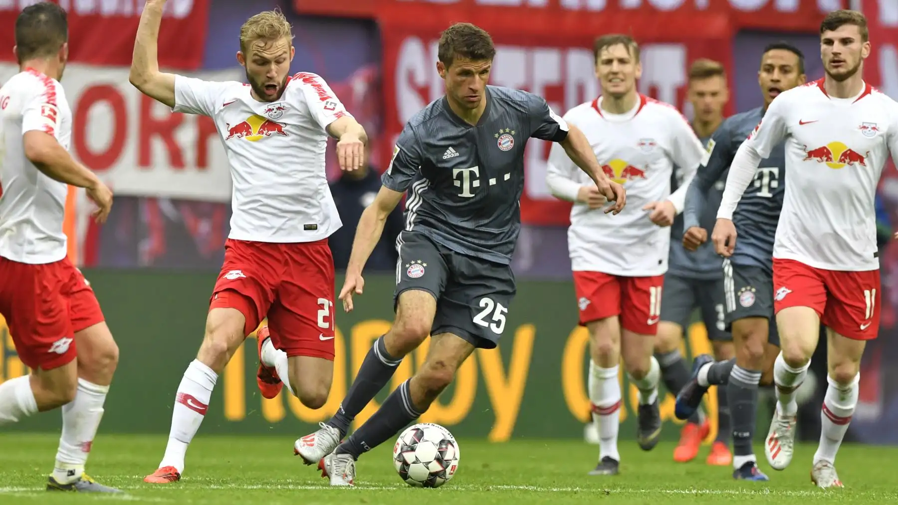 El delantero alemán del Bayern Munich, Thomas Mueller (C), juega la pelota durante el partido de fútbol de la Bundesliga de la primera división alemana RB Leipzig vs FC Bayern Munich.
Foto:AFP