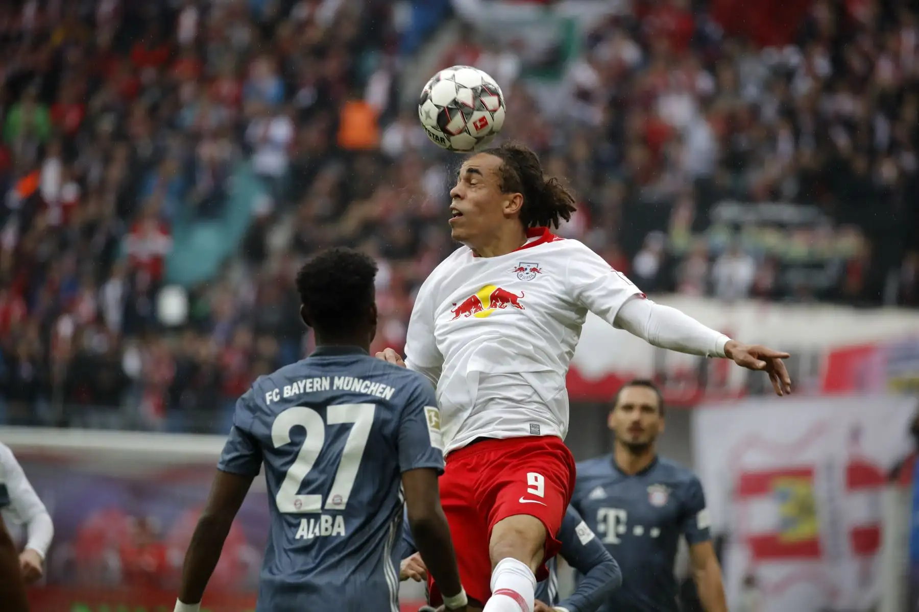 El delantero danés de Leipzig, Yussuf Poulsen, encabeza el balón durante el partido de fútbol de la Bundesliga de la primera división alemana RB Leipzig vs FC Bayern Munich.
Foto:AFP