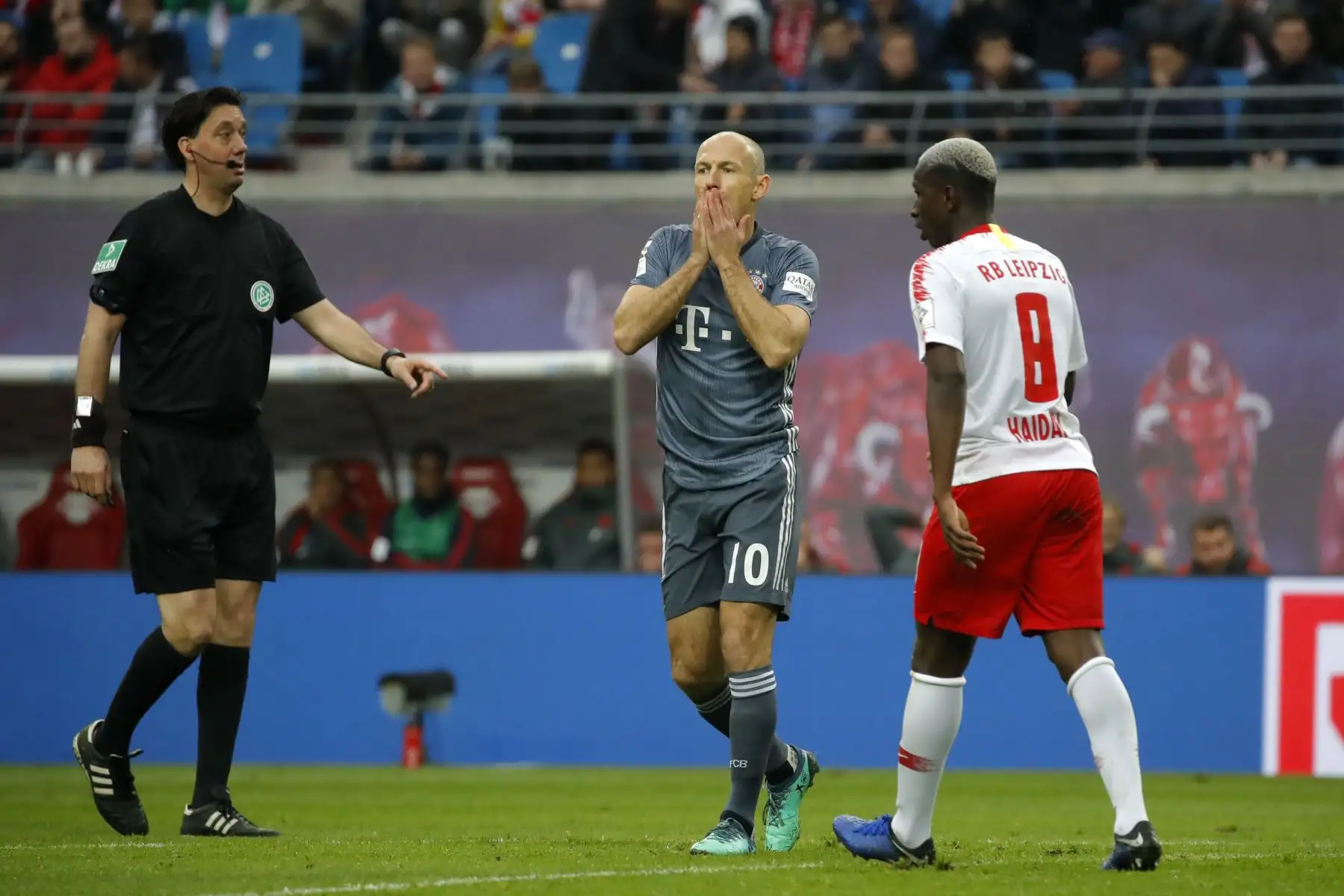 El mediocampista holandés de Bayern Munich, Arjen Robben (C), reacciona durante el partido de fútbol de la primera división alemana Bundesliga.
Foto:AFP