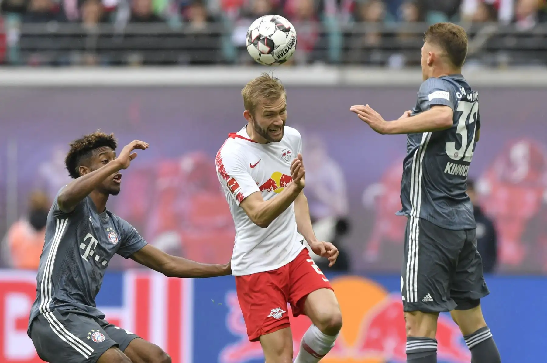El centrocampista austriaco de Leipzig Konrad Laimer (C) compite por el balón con el delantero francés del Bayern Munich Kingsley Coman (L) y el mediocampista alemán del Bayern Munich, Joshua Kimmich, durante el partido de fútbol alemán de la Bundesliga.
Foto:AFP