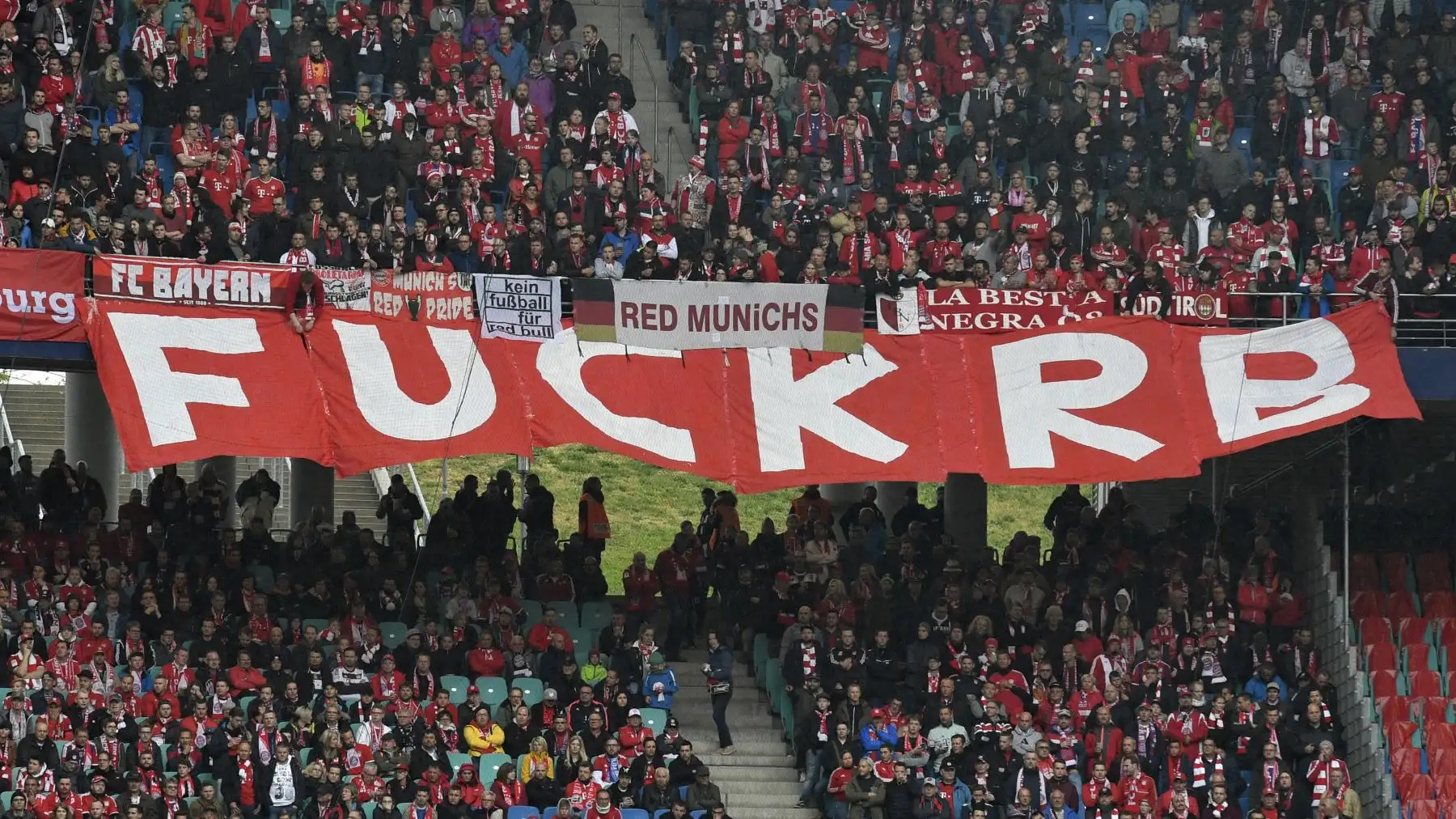 Los partidarios de Bayern Munich muestran una pancarta que expresa su opinión sobre RB Leipzig durante el partido de fútbol de la Bundesliga de la primera división alemana.
Foto:AFP