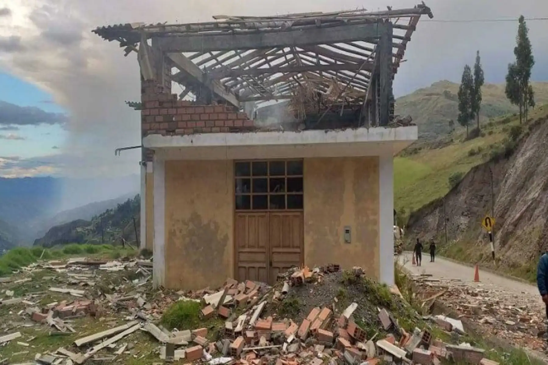 Explosiones al interior de un taller de pirotecnia en la ciudad de Chacas, provincia de Asunción, en la región Áncash, han dejado cuatro personas heridas con quemaduras de hasta cuarto grado, informaron las autoridades.