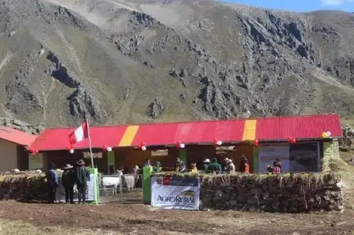 A 4570 metros sobre el nivel del mar fue inaugurado en Puno el primer cobertizo para la protección del ganado ovino y de alpacas ante la próxima temporada de bajas temperaturas, como parte de las acciones que el Ministerio de Agricultura y Riego (Minagri), a través de Agro Rural, ejecuta a fin de proteger a los pequeños y medianos productores agropecuarios.