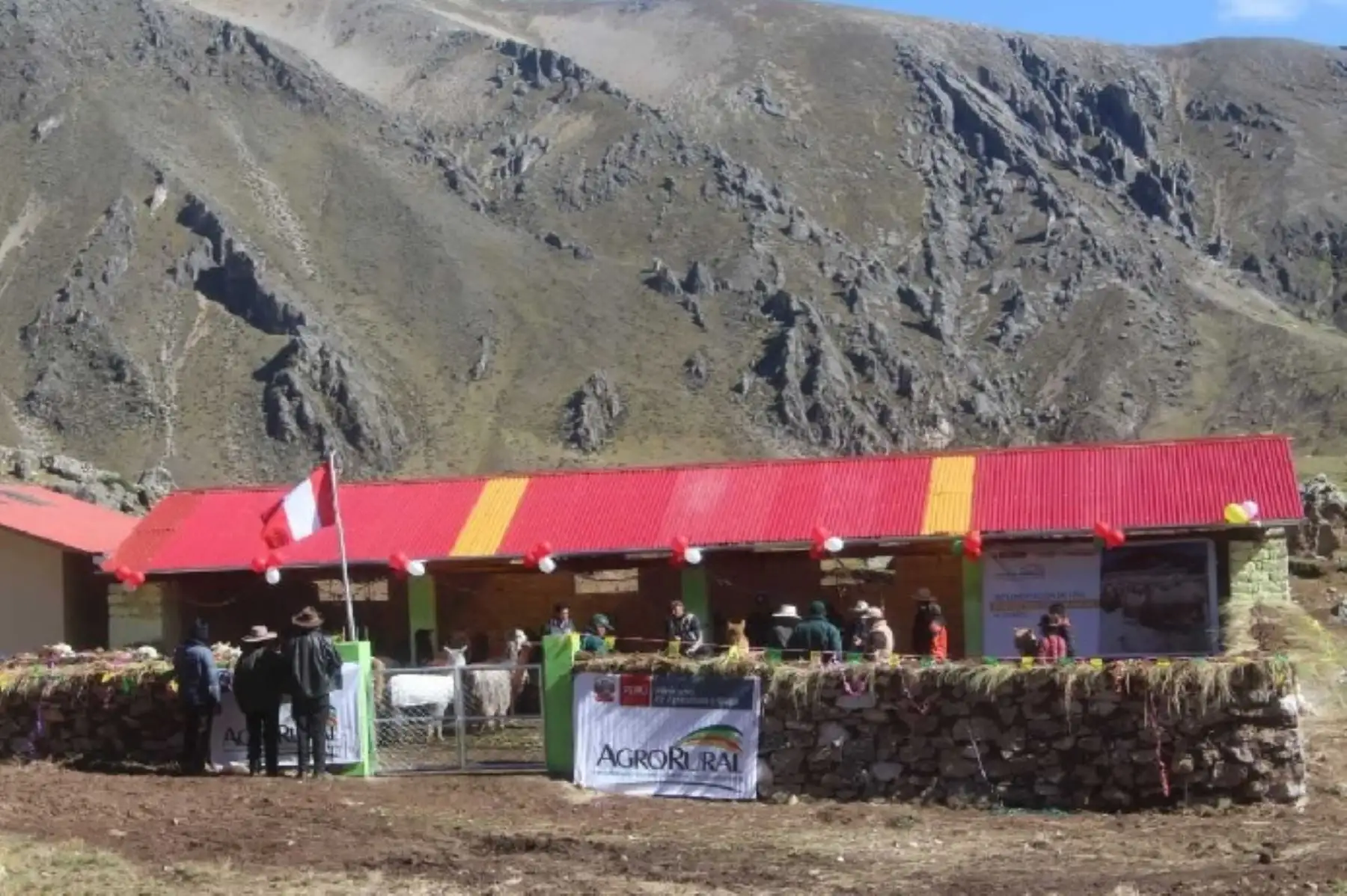 A 4570 metros sobre el nivel del mar fue inaugurado en Puno el primer cobertizo para la protección del ganado ovino y de alpacas ante la próxima temporada de bajas temperaturas, como parte de las acciones que el Ministerio de Agricultura y Riego (Minagri), a través de Agro Rural, ejecuta a fin de proteger a los pequeños y medianos productores agropecuarios.