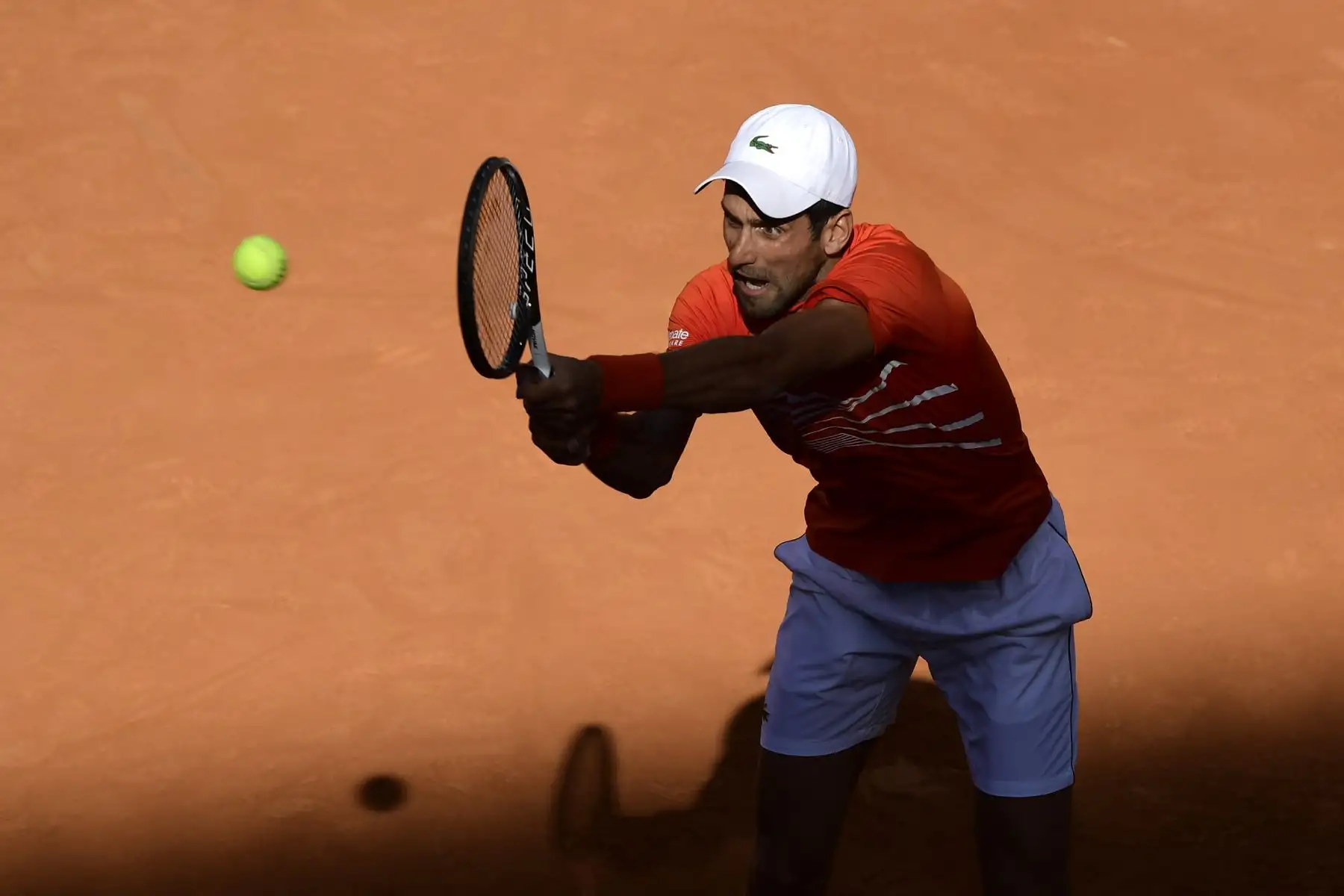 Novak Djokovic de Serbia celebra después de derrotar a Dominic Thiem de Austria durante su semifinal de tenis ATP Madrid Open en la Caja Mágica en Madrid.
Foto:AFP