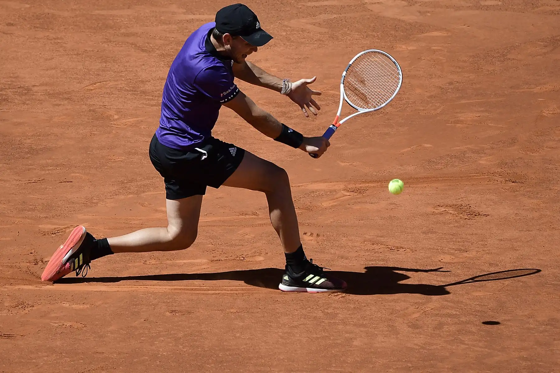 Dominic Thiem de Austria devuelve el balón a Novak Djokovic de Serbia durante su semifinal de tenis ATP Madrid Open en la Caja Mágica de Madrid.Foto:AFP