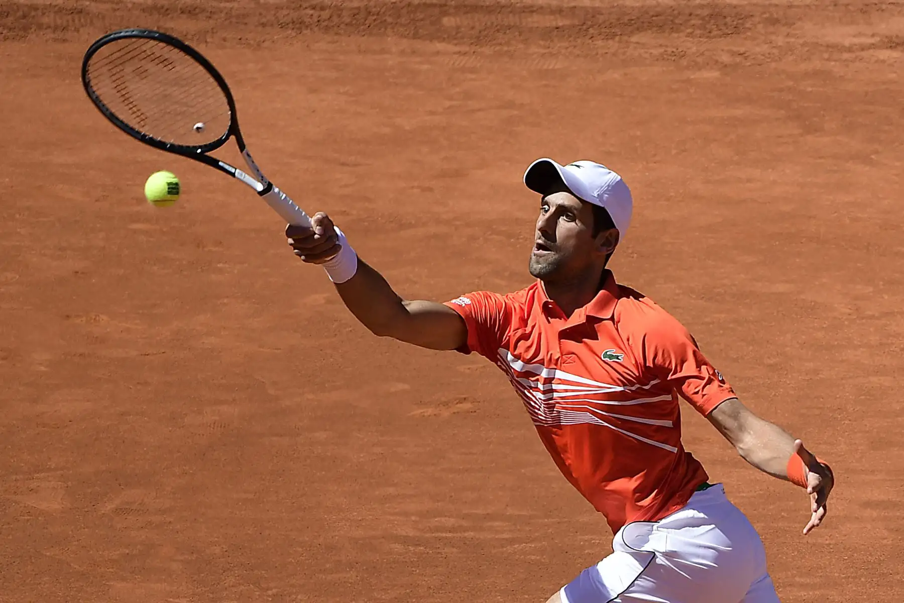 Novak Djokovic de Serbia celebra después de derrotar a Dominic Thiem de Austria durante su semifinal de tenis ATP Madrid Open en la Caja Mágica en Madrid. Foto:AFP