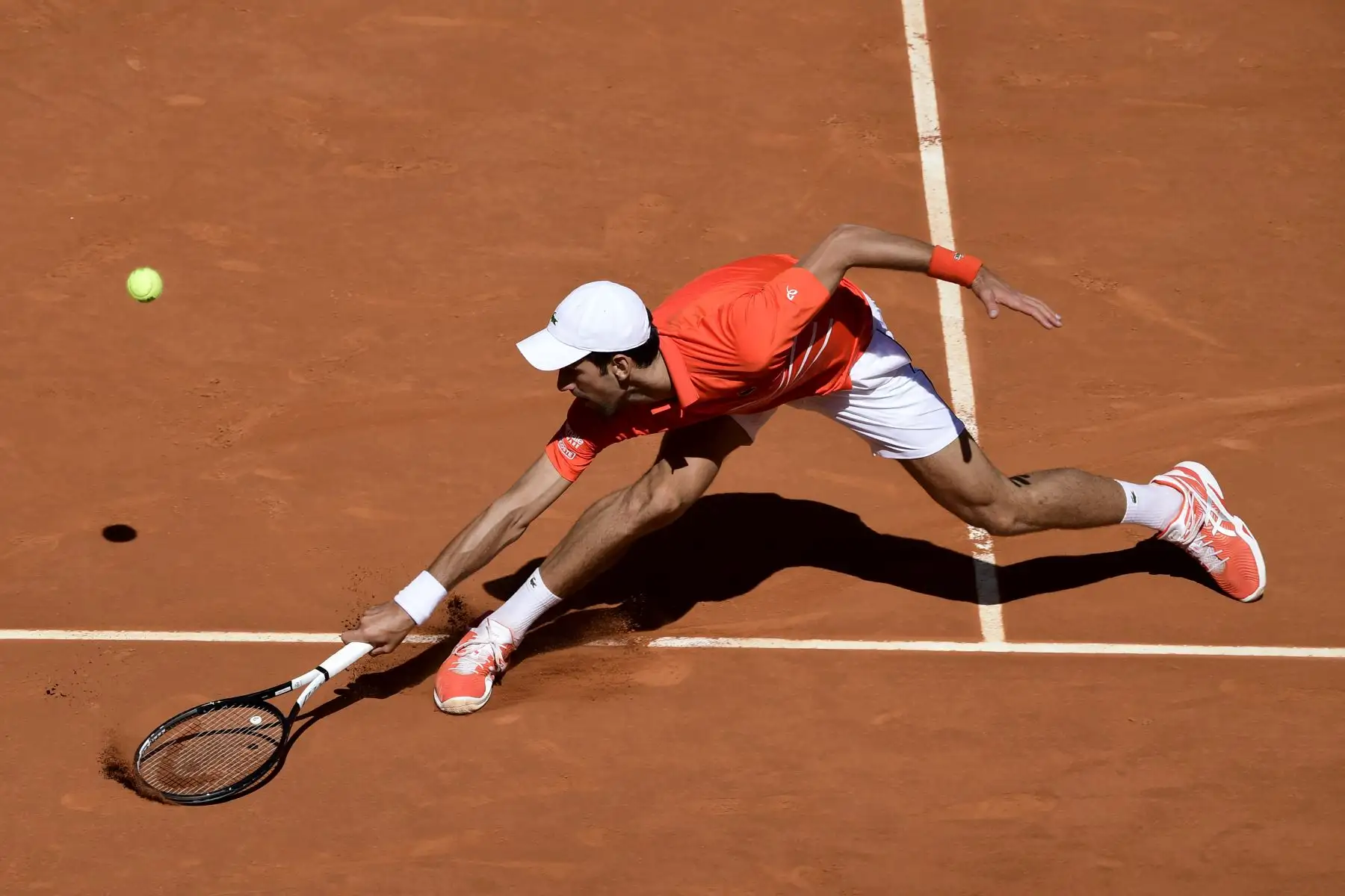 Novak Djokovic de Serbia celebra después de derrotar a Dominic Thiem de Austria durante su semifinal de tenis ATP Madrid Open en la Caja Mágica en Madrid. Foto:AFP