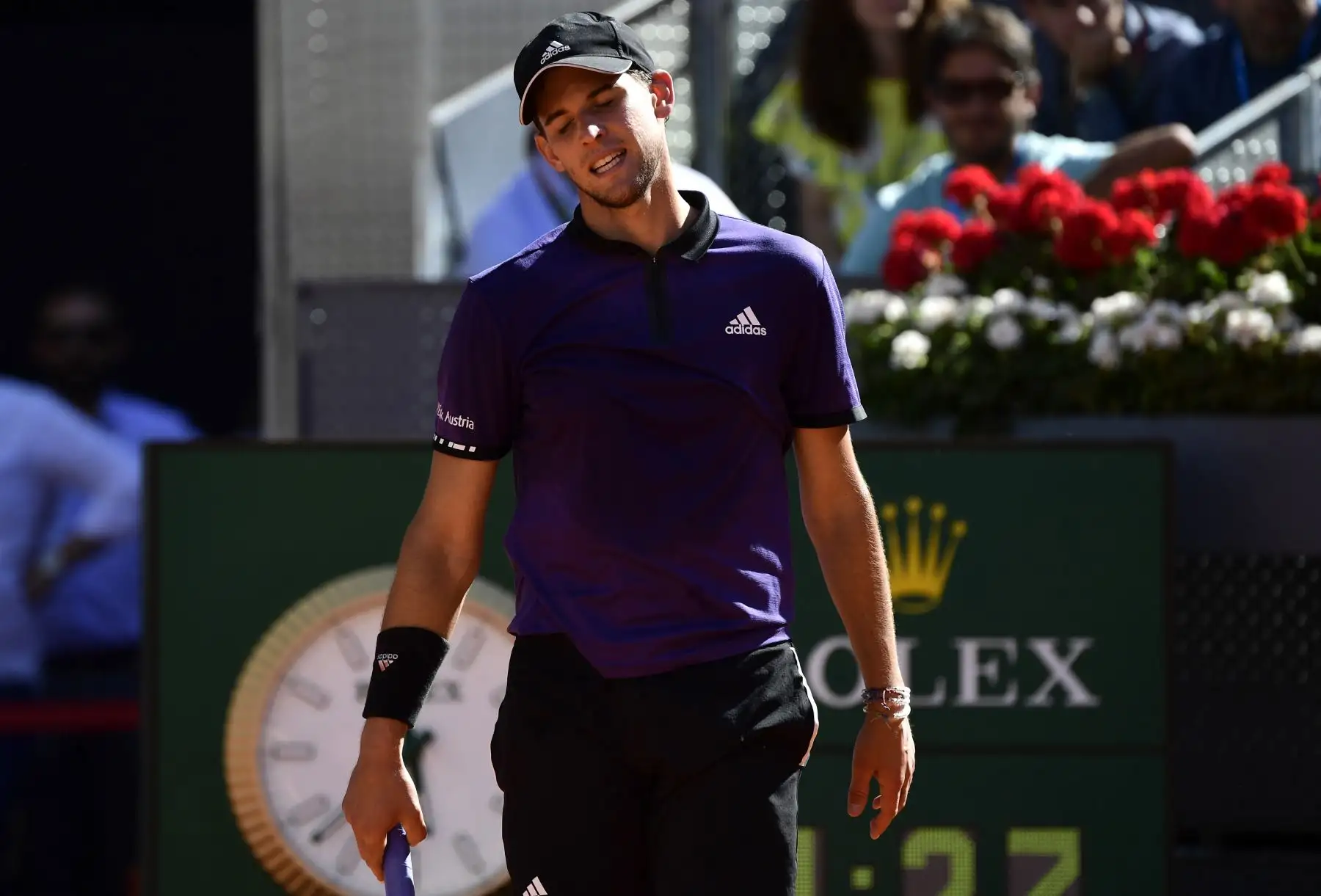 Dominic Thiem de Austria reacciona después de perder un punto ante Novak Djokovic de Serbia durante su semifinal de tenis ATP Madrid Open en la Caja Mágica de Madrid.Foto:AFP