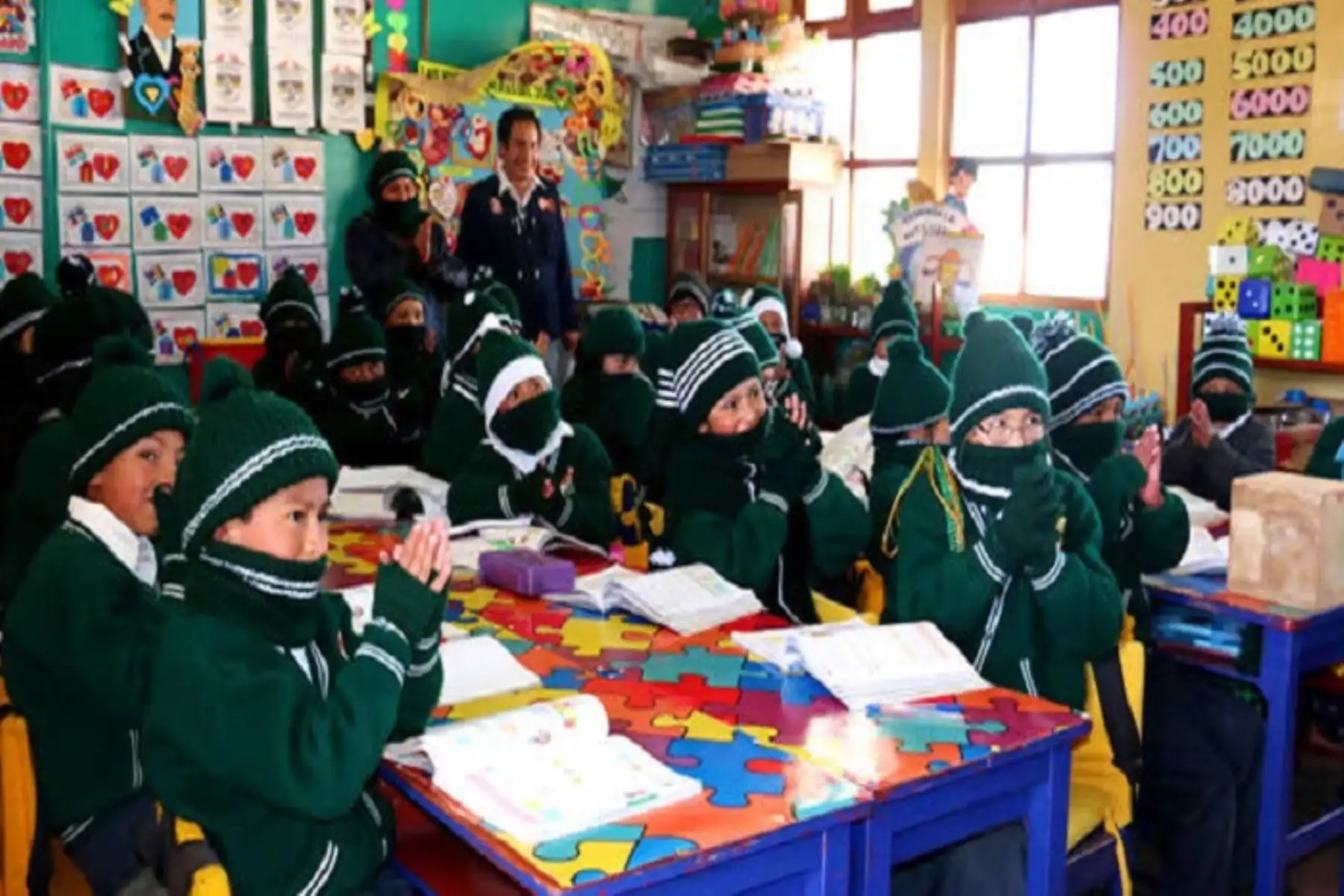Ante la temporada de heladas en zonas altoandinas, el Ministerio de Educación (Minedu) recomendó a los directores de colegios evaluar la posibilidad de flexibilizar los horarios de ingreso y salida en las localidades ubicadas sobre los 3,500 metros de altura, donde el descenso de la temperatura puede ser un riesgo para la salud de estudiantes y docentes.