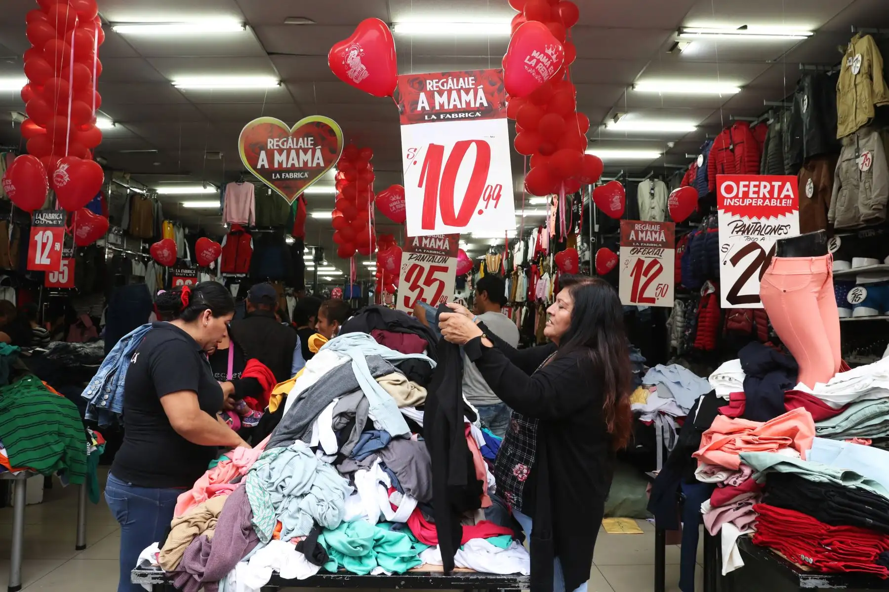 Personas realizan compras por el día de la madre. Foto: ANDINA/Melina Mejía