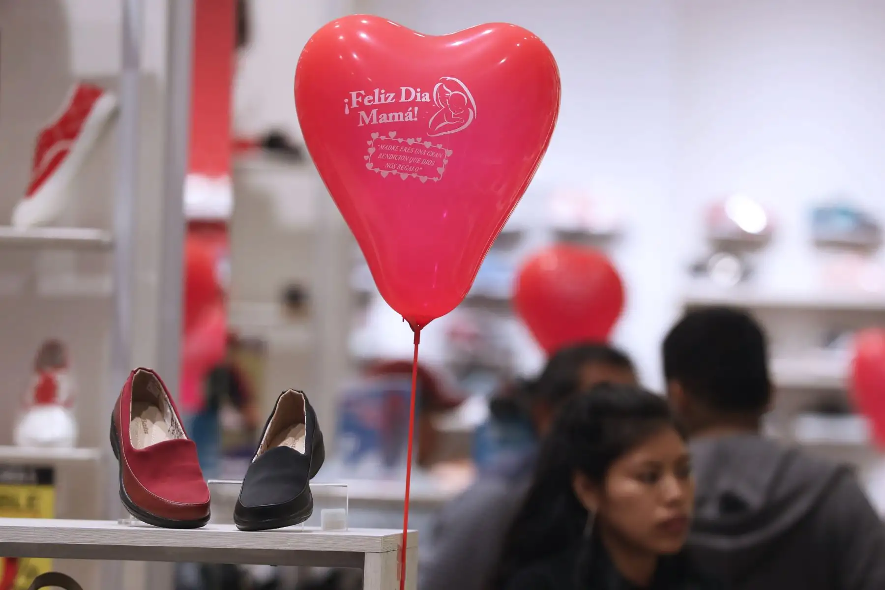 Personas realizan compras por el día de la madre. Foto: ANDINA/Melina Mejía