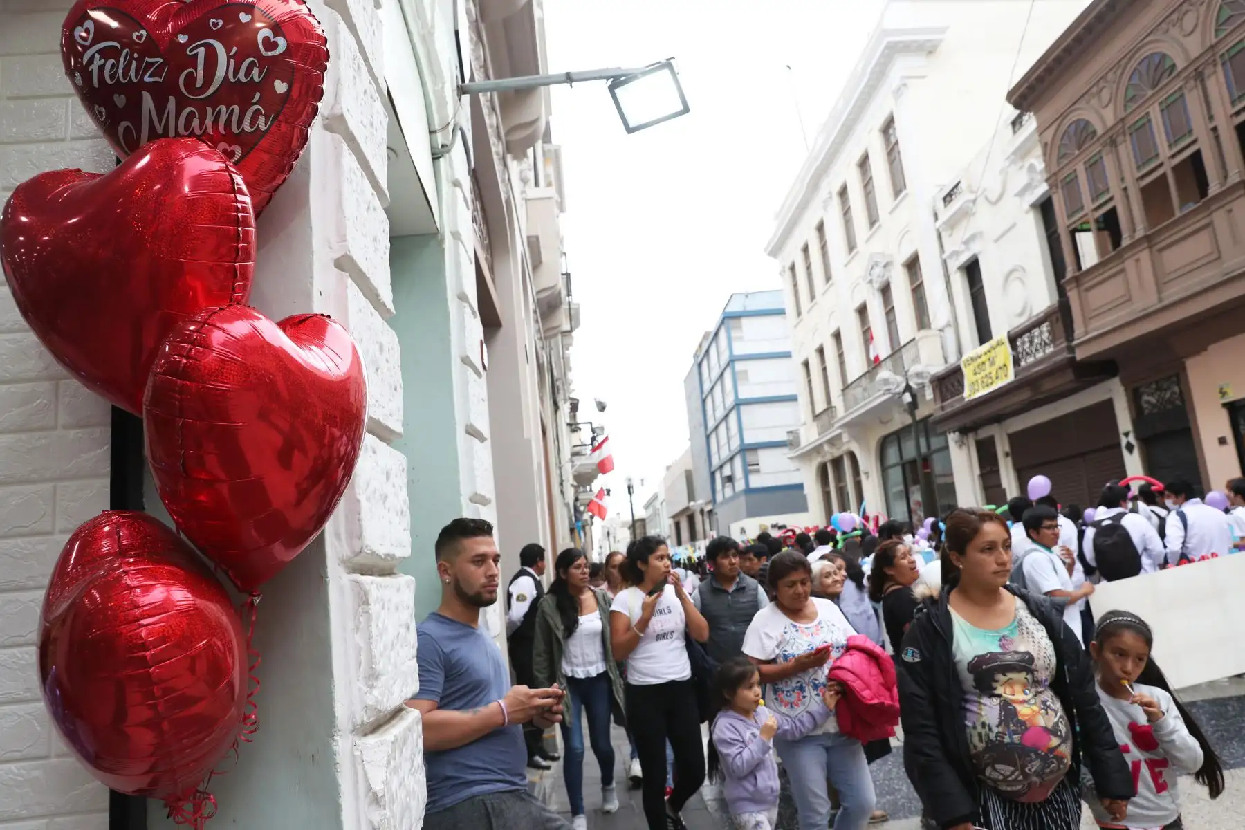 Personas realizan compras por el día de la madre. Foto: ANDINA/Melina Mejía