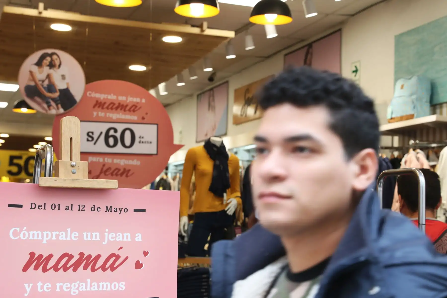 Personas realizan compras por el día de la madre. Foto: ANDINA/Melina Mejía