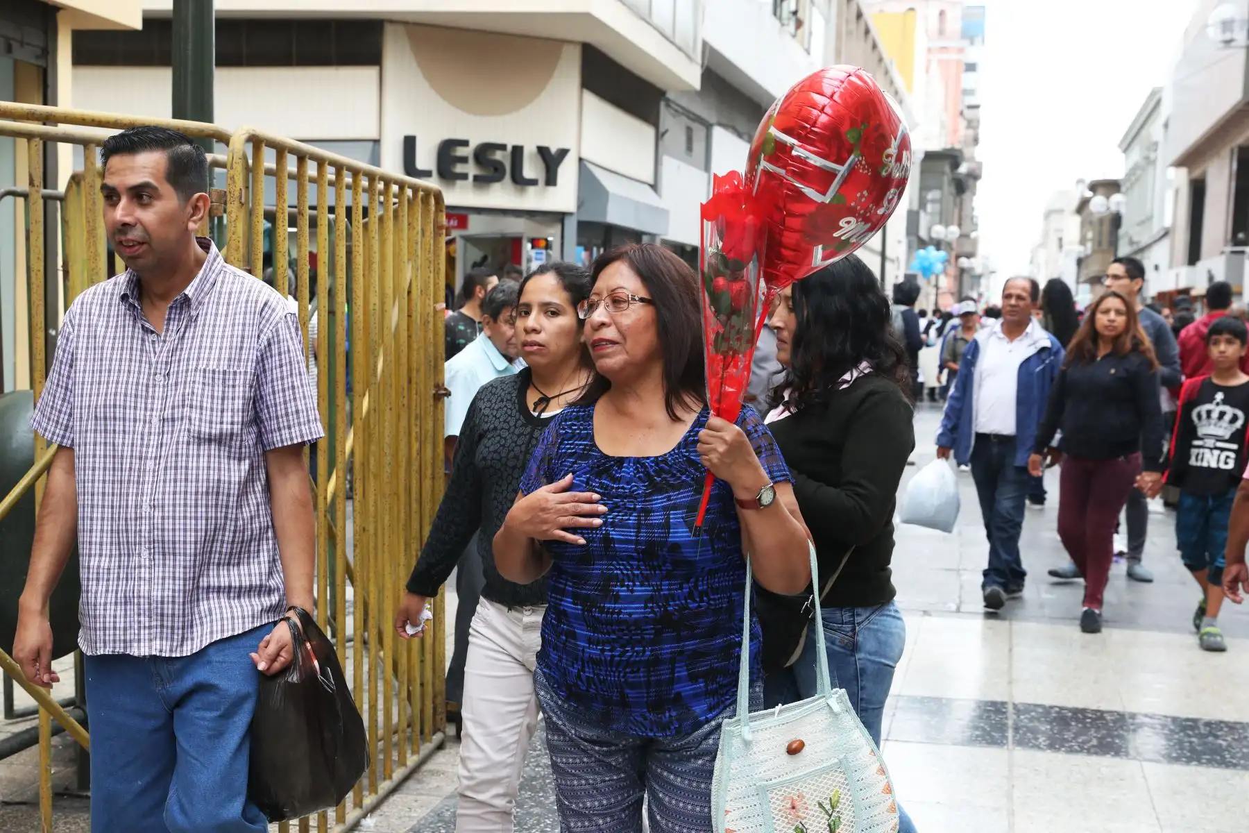 Personas realizan compras por el día de la madre. Foto: ANDINA/Melina Mejía