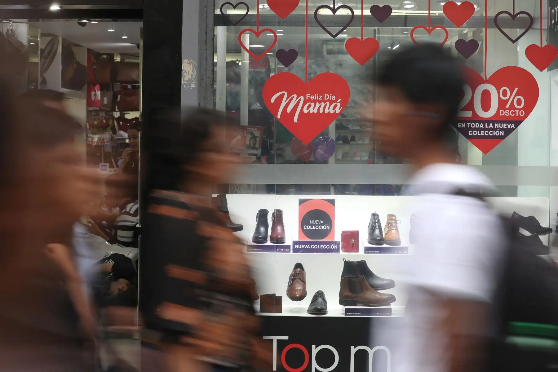 Personas realizan compras por el día de la madre. Foto: ANDINA/Melina Mejía