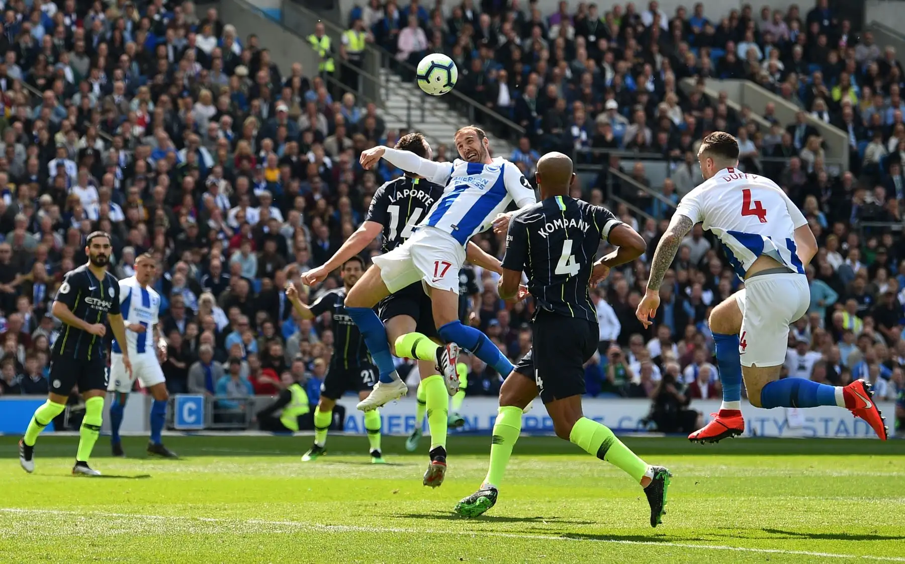 El delantero inglés de Brighton, Glenn Murray (C) salta para encabezar el balón durante el partido de fútbol de la Premier League inglesa entre Brighton  y el Manchester City.
Foto:AFP