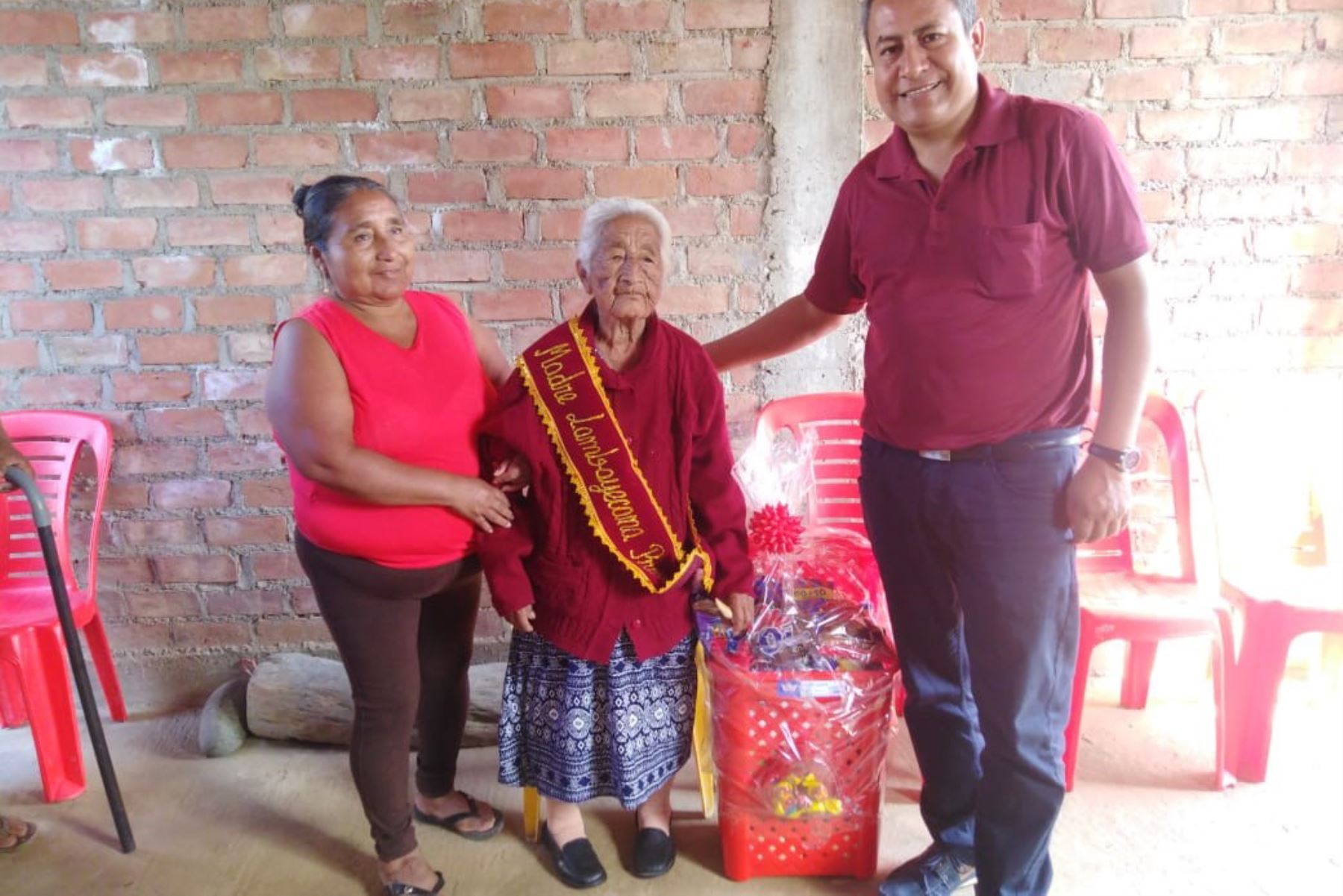 Con motivo del Día de la Madre, Ludosmila Abigail Martínez Cortés (105) fue reconocida como la Madre Lambayecana Provincial 2019.