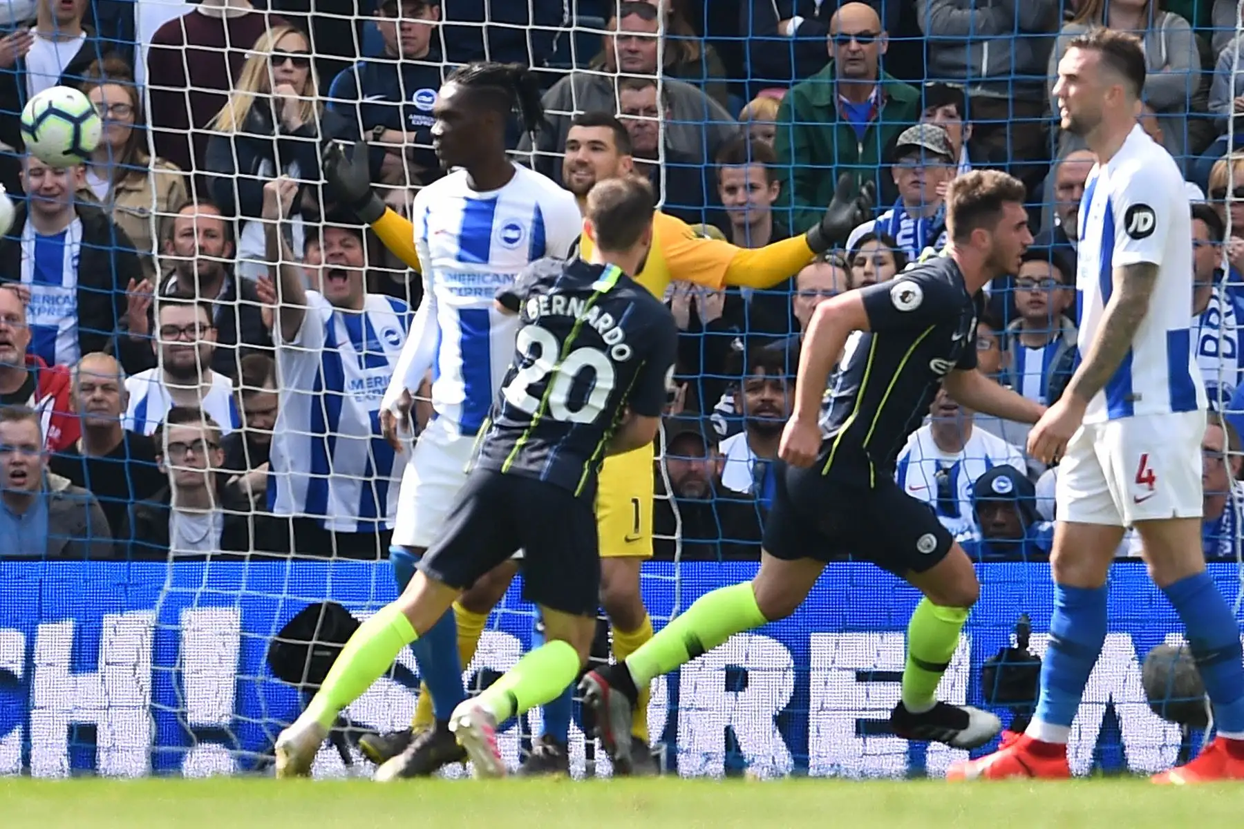 El defensor francés del Manchester City, Aymeric Laporte (2R), celebra su segundo gol durante el partido de fútbol de la Premier League inglesa entre Brighton y  el Manchester City.
Foto:AFP