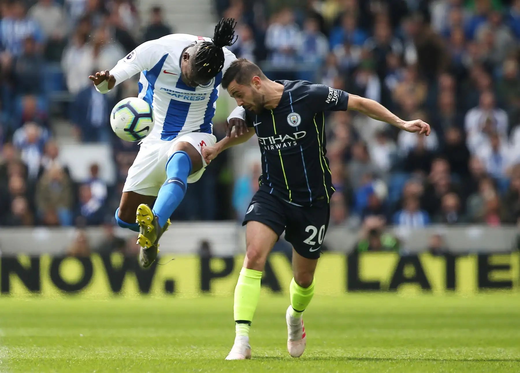 Bernardo Silva (R) del Manchester City en acción contra Yves Bissouma de Brighton durante el partido de la Premier League inglesa entre Brighton Manchester City.
Foto:AFP