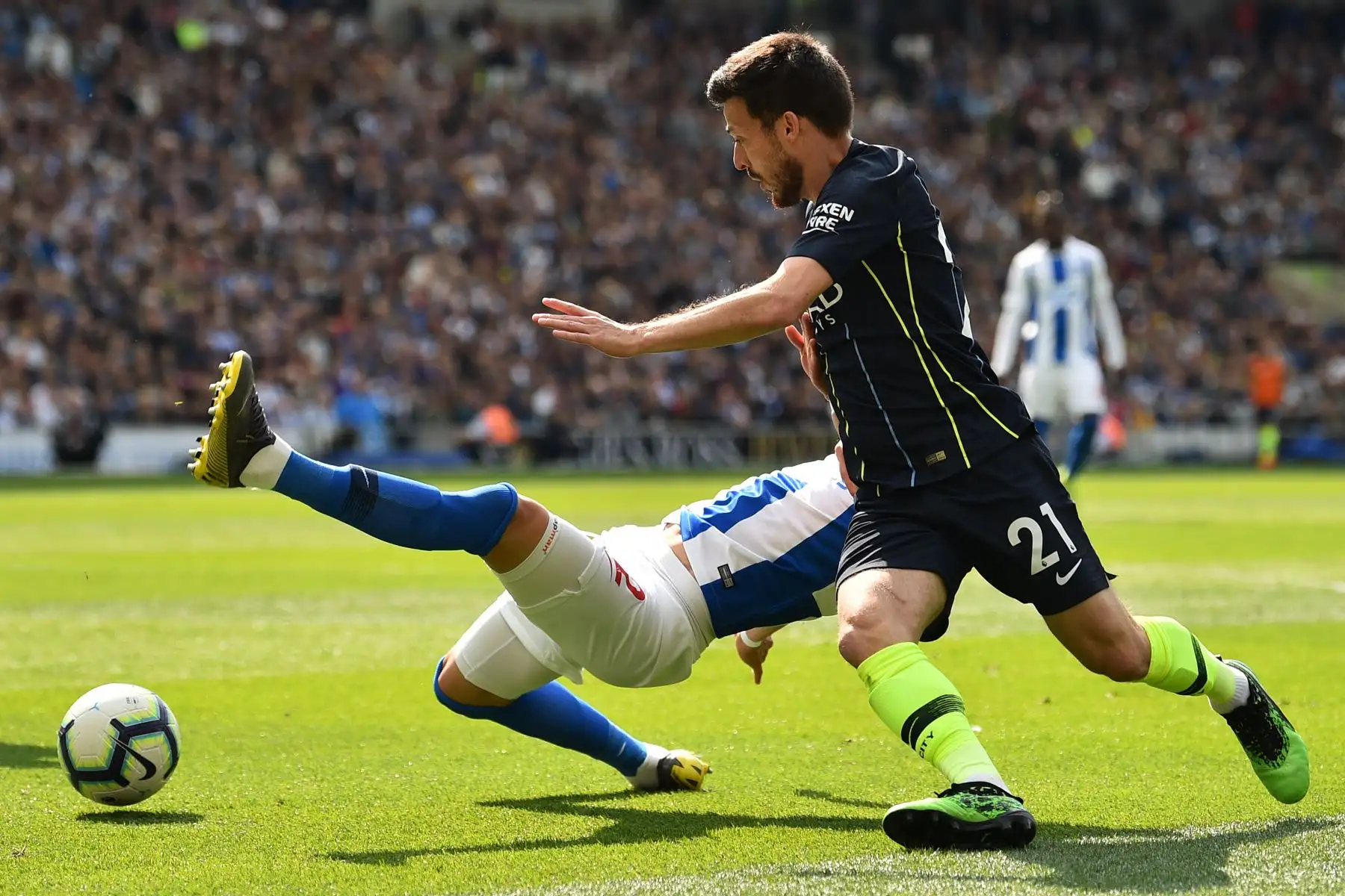 El mediocampista español del Manchester City, David Silva (R) se enfrenta al defensor español de Brighton, Bruno Saltor (L), durante el partido de fútbol de la Premier League inglesa entre Brighton  y el Manchester City.
Foto: AFP