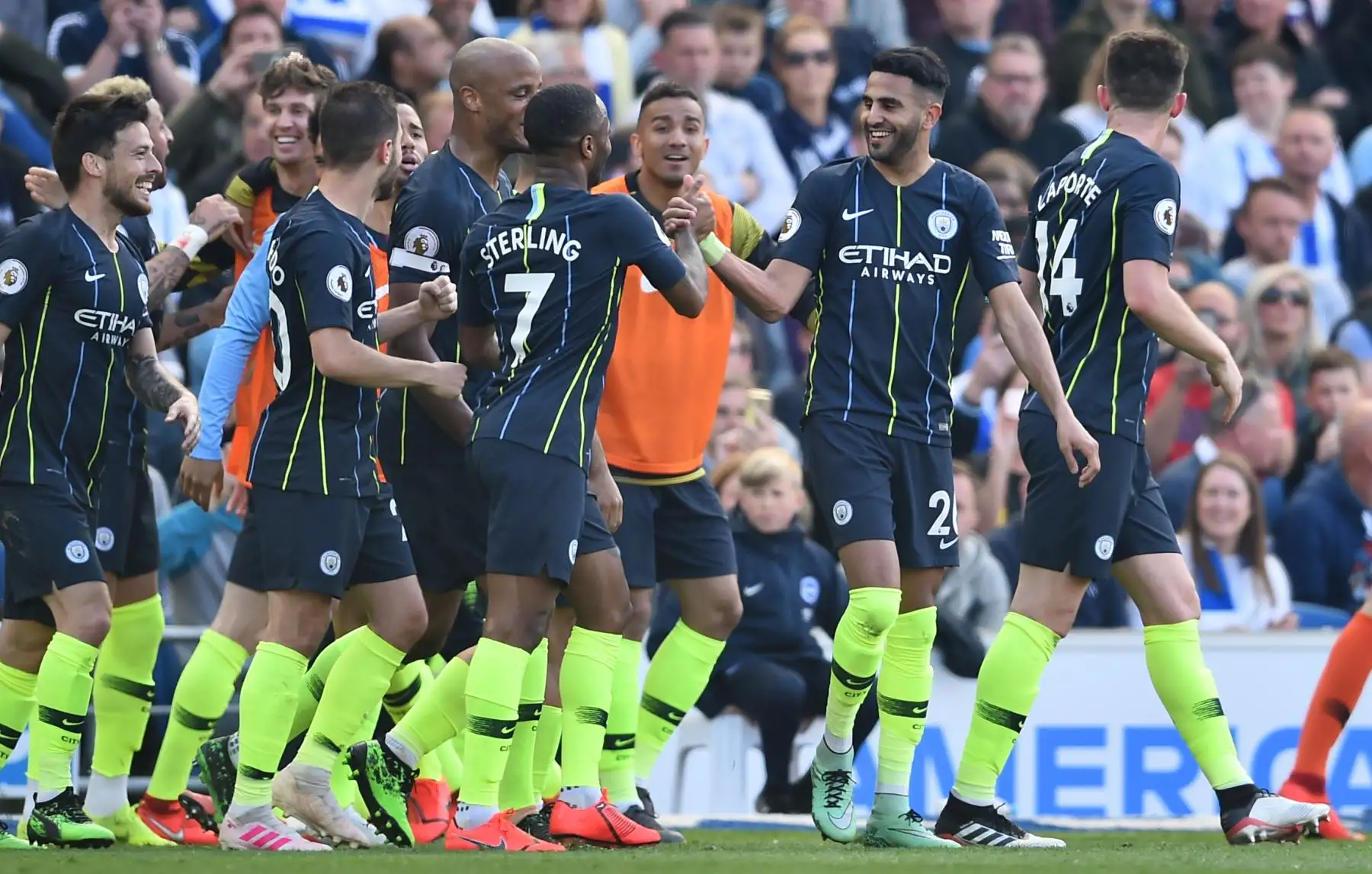 El mediocampista argelino del Manchester City, Riyad Mahrez (2R), celebra su tercer gol durante el partido de fútbol de la Premier League inglesa entre Brighton yy el Manchester City.
Foto:AFP