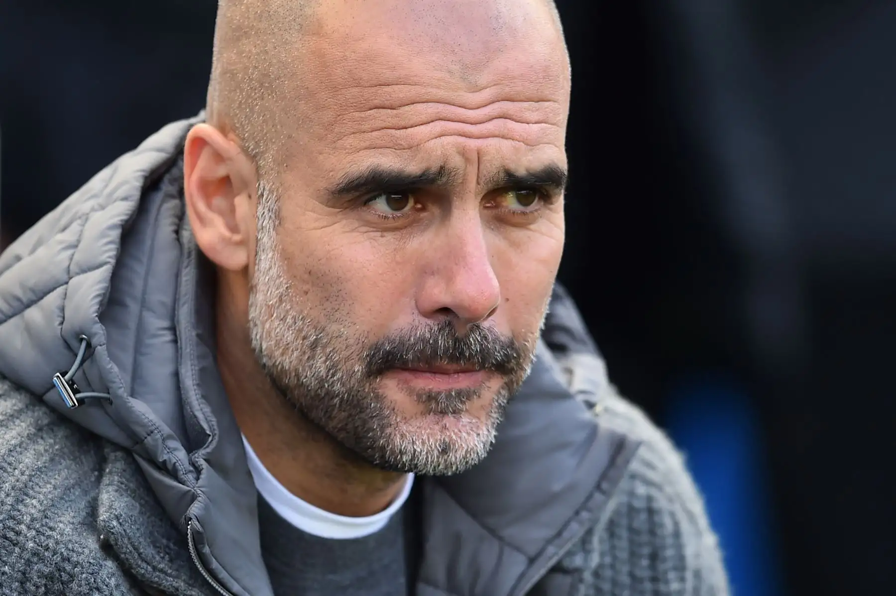 El gerente español del Manchester City, Pep Guardiola, toma asiento para el partido de fútbol de la Premier League inglesa entre Brighton  y el Manchester City.
Foto:AFP