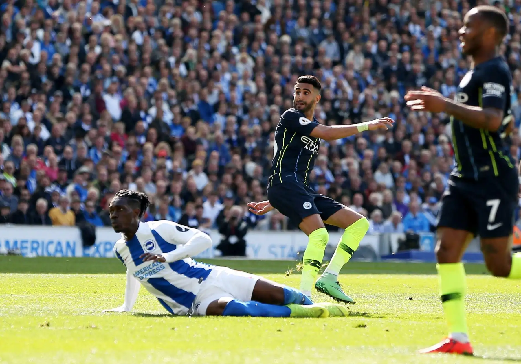 Riyad Mahrez (C) de Manchester City obtuvo el 3-1 durante el partido de la Premier League inglesa entre Brighton y Manchester City.
Foto:AFP