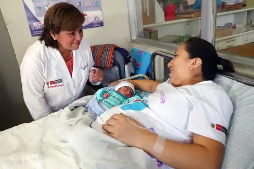 Ministra de Salud, Zulema Tomas, visitó a mamás de antigua Maternidad de Lima. Foto: ANDINA/Norman Córdova
