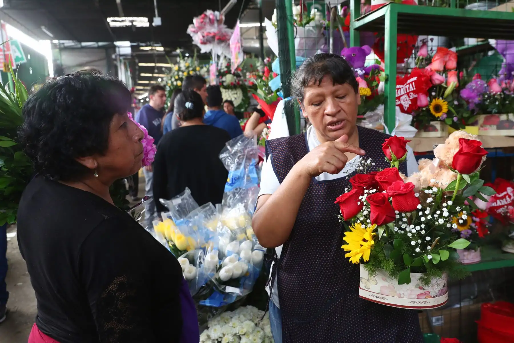 Limeños salen a comprar flores en el Día de la Madre.Foto: ANDINA/Norman Córdova