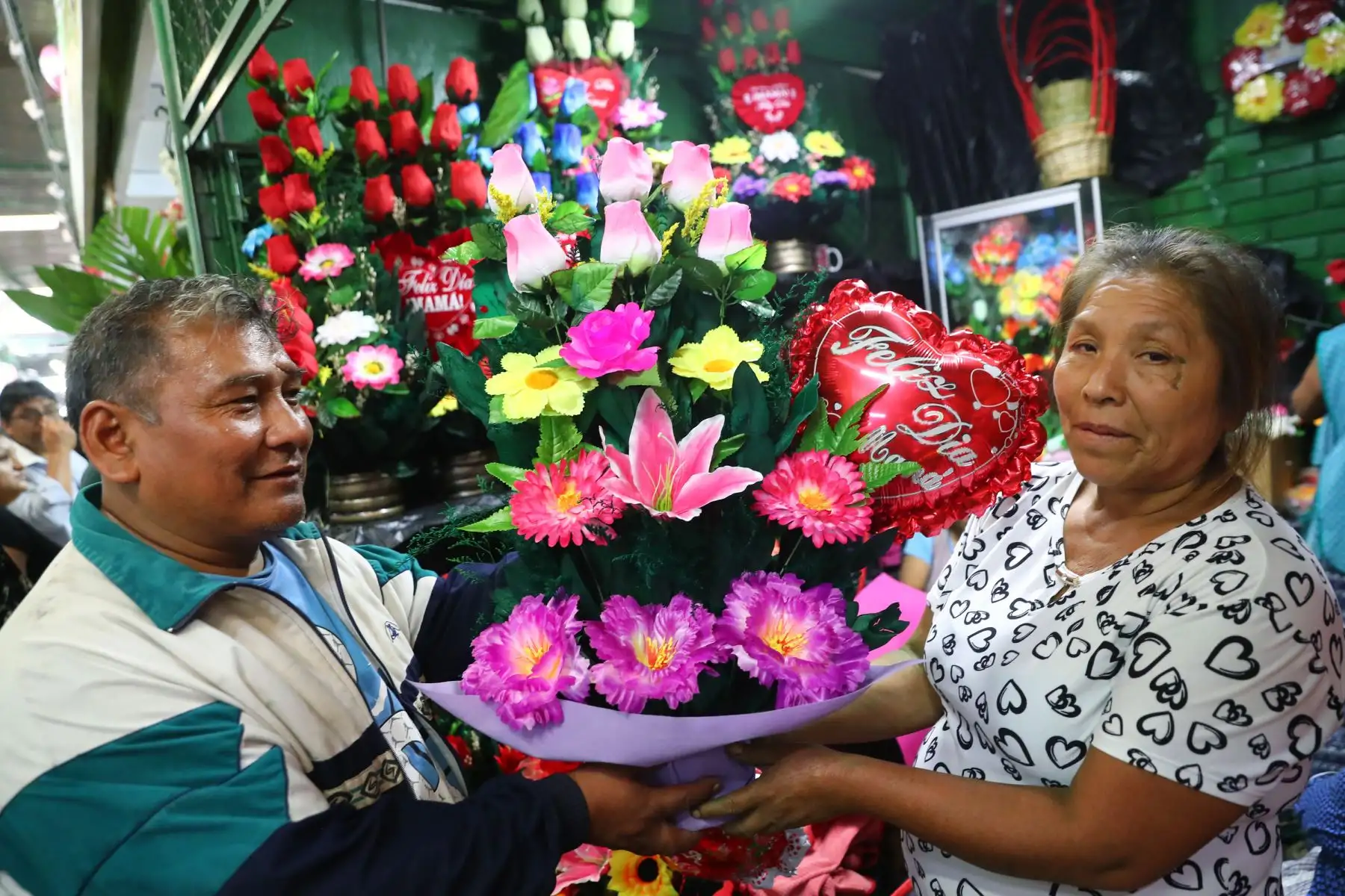 Limeños salen a comprar flores en el Día de la Madre.Foto: ANDINA/Norman Córdova
