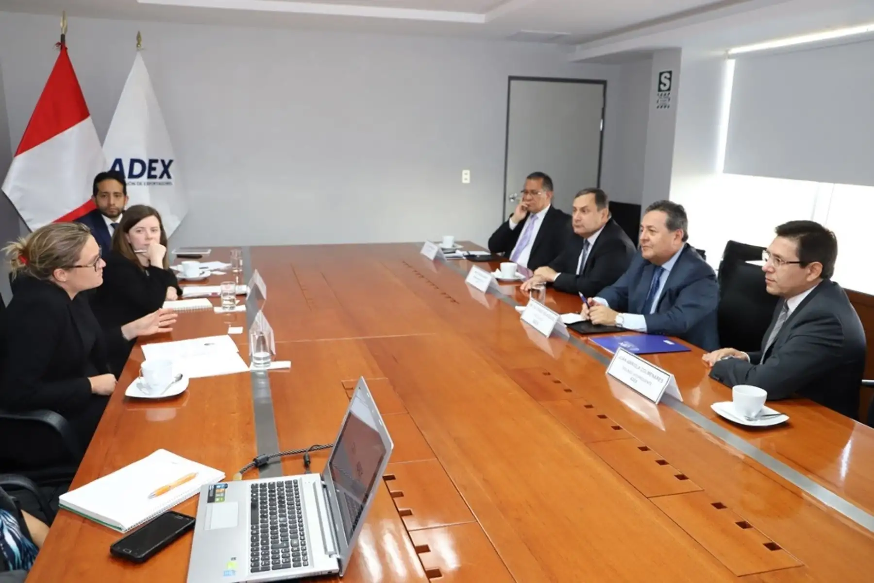 Reunión entre representantes de Adex y Reino Unido.