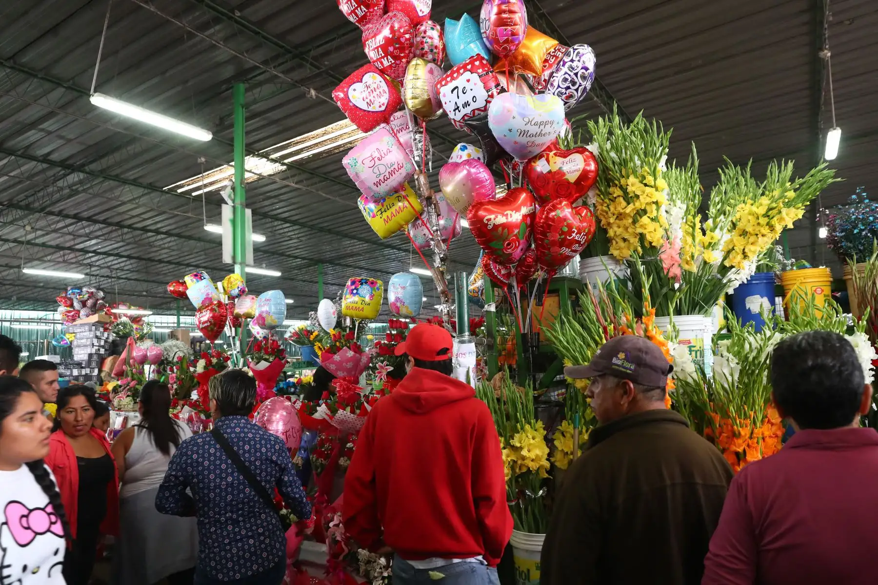 Limeños salen a comprar flores en el Día de la Madre.Foto: ANDINA/Norman Córdova