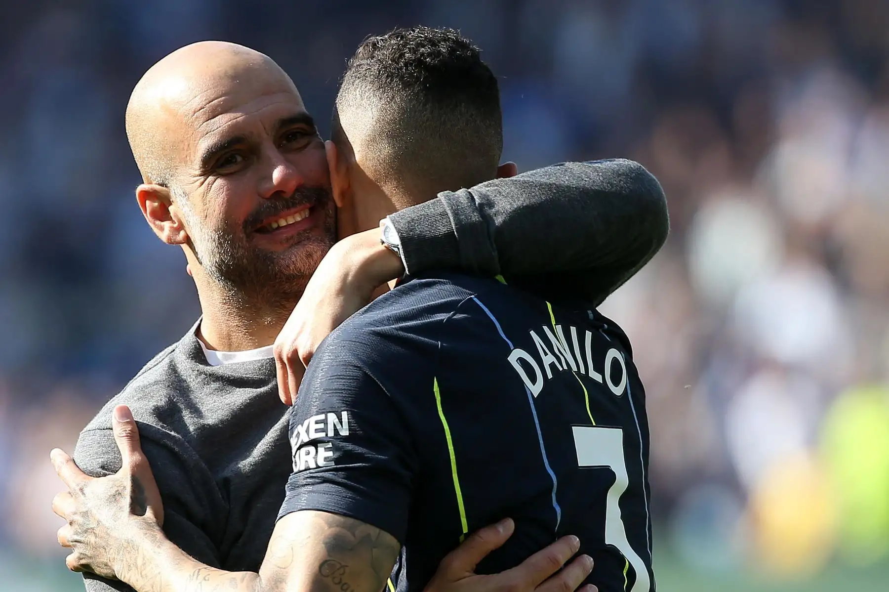 El entrenador del Manchester City, Pep Guardiola, abraza al jugador Danilo después del partido de la Premier League inglesa entre Brighton  y el Manchester City.
Foto:EFE