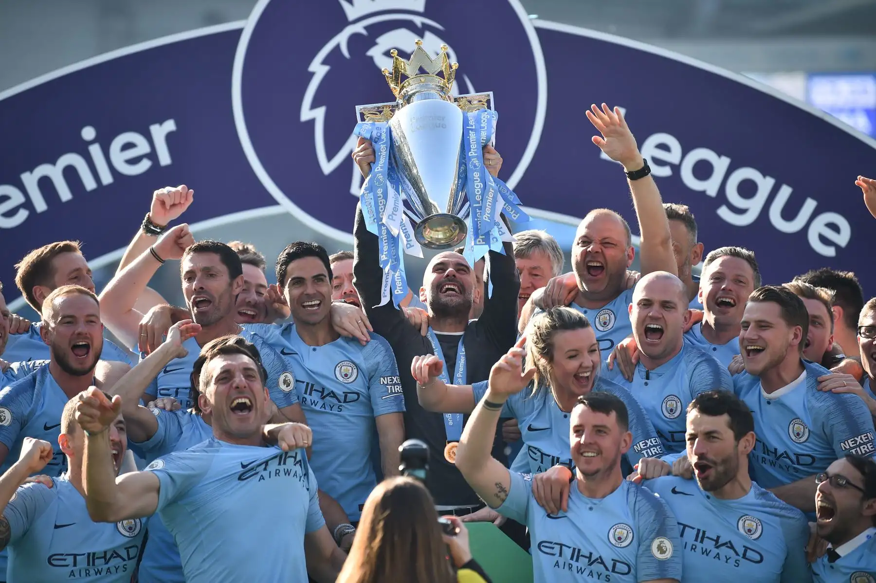 El gerente español del Manchester City, Pep Guardiola (C) levanta el trofeo de la Premier League con miembros del personal luego de su victoria 4-1 en el partido de fútbol de la Premier League inglesa entre Brighton y el Manchester City.
Foto:AFP
