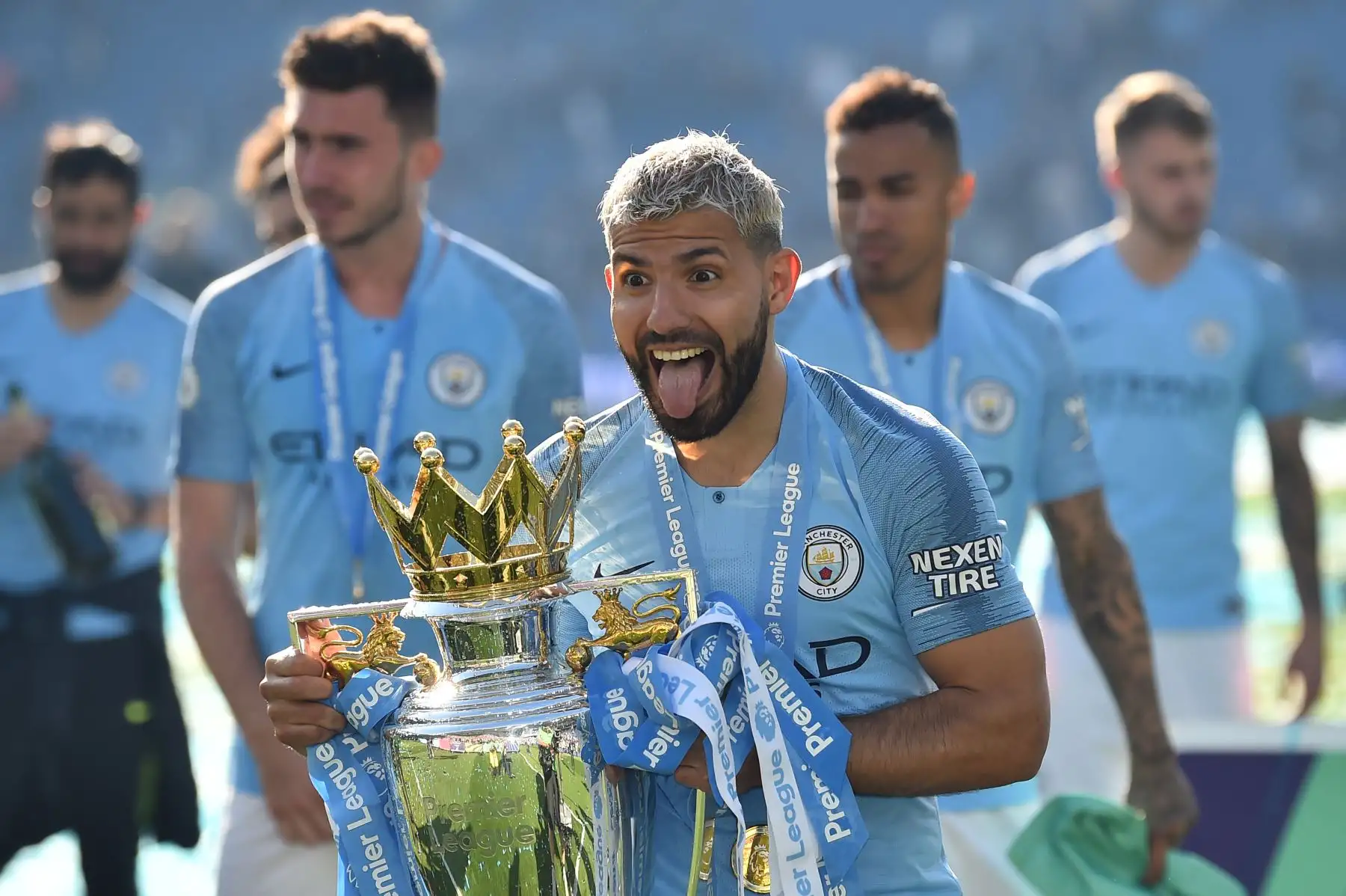 El delantero del Manchester City, Sergio Agüero, tiene el trofeo de la Premier League mientras los jugadores del City celebran después de su victoria 4-1 en el partido de fútbol de la Premier League inglesa entre Brighton y el Manchester City.
Foto:AFP